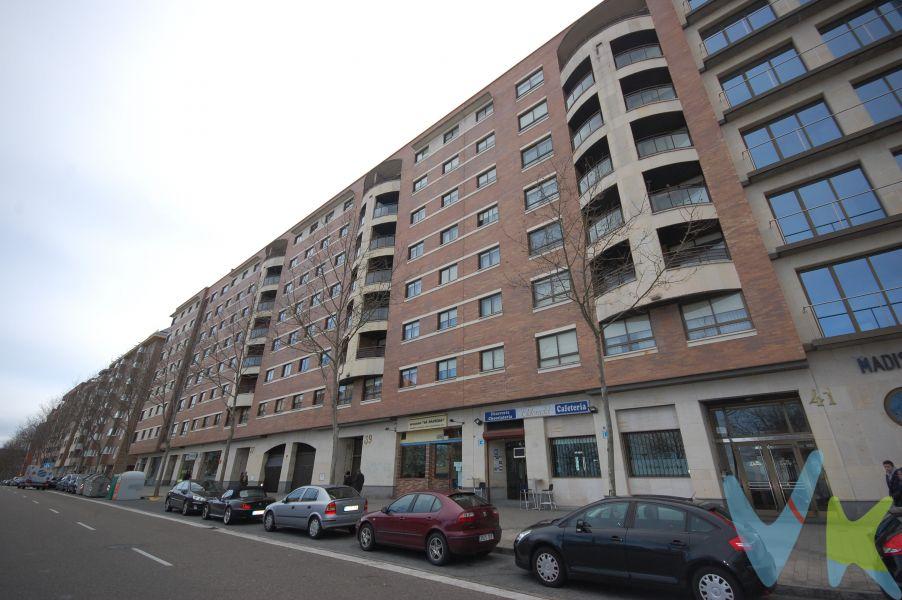 Ubicada en sótano del edificio y no dando con ninguna pared.  Parquesol cada vez está más difícil para aparcar, este es el momento de que aumentes tu patrimonio y tu comodidad adquiriendo una segunda plaza de garaje. Los hijos se van haciendo mayores y muchos de ellos necesitan un coche, quizás pensando en su comodidad les podrías dar esta sorpresa. Como sabes los garajes en el propio edificio o incluso en un edificio colindante son difíciles de encontrar.  No dejes pasar esta oportunidad. Al precio de esta plaza hay que añadir 500€ de honorarios al comprador. El PVP indicado no incluye impuestos ni gastos de Escritura. Honorarios agencia no incluidos. Las superficies expresadas en esta página tienen carácter descriptivo y son aproximadas. Los precios pueden ser susceptibles de modificación sin previo aviso. 