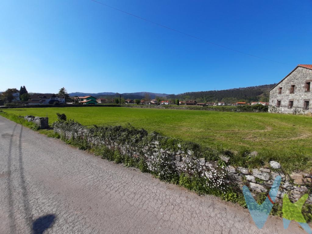 Se vende parcela Urbana en IBIO, Nº65 de 3.857M2 por 209.000Euros. La Parcela es totalmente llana y está delimitada por un muro de piedra, está en el centro del pueblo, al norte del barrio de la Iglesia de San Pedro y San Pablo; posee una edificabilidad de 1m3/m2 lo que permite construir aproximadamente 1200m2, 6Chalets de 200m2 cada uno, de planta baja y primera. Ideal familias que deseen ejecutar dos casas grandes en la misma parcela. Para las demás condicionantes constructivos o estudio de detalle, son de aplicación los artículos del 22 al 32 de las NNSS del Ayuntamiento de Mazcuerras, las tenemos a disposición de cualquier interesado.