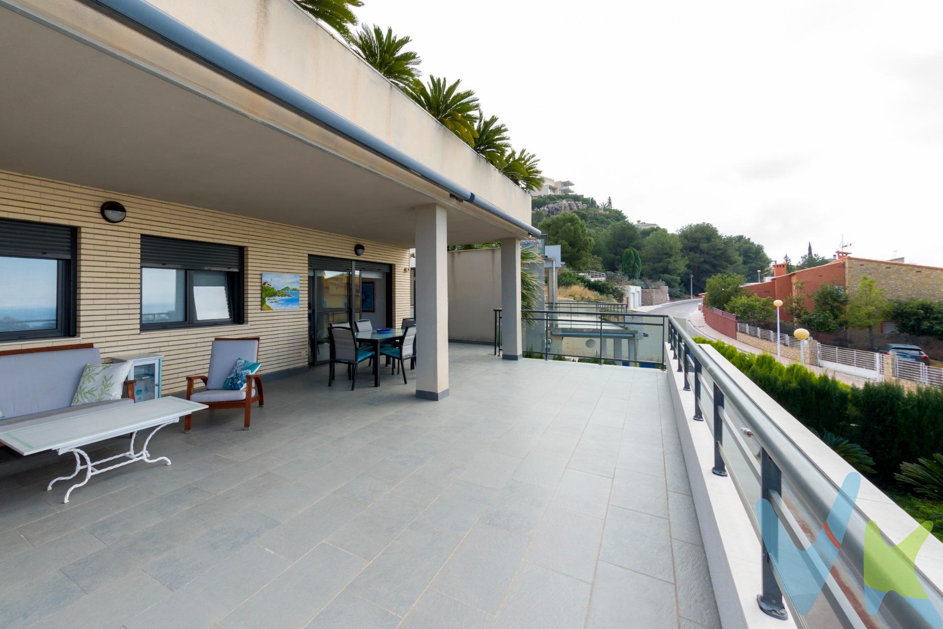 Ubicado en una de las zonas más privilegiadas de la costa mediterránea, este magnífico apartamento en Torre Bellver combina amplitud, comodidad y un entorno natural excepcional 🌊☀️. La vivienda cuenta con tres amplias habitaciones 🛏️🛏️🛏️, todas con excelente iluminación natural y armarios empotrados, ideales tanto para residencia habitual como para segunda vivienda. Dispone de dos baños completos 🚿🛁, diseñados con acabados funcionales y elegantes que aportan confort al día a día. El corazón del apartamento es su gran terraza con una preciosas vistas panorámicas del mar, en orientación este  y montaña, en orientación oeste 🌅🌴, un espacio perfecto para disfrutar del clima mediterráneo durante todo el año. Ideal para comidas al aire libre 🍽️, reuniones con familia y amigos 🥂 o simplemente relajarse contemplando las vistas y la tranquilidad del entorno 😌. El residencial ofrece piscina comunitaria 🏊‍♂️ y amplias zonas comunes ajardinadas 🌳, pensadas para el descanso y el disfrute de toda la familia. Además, la propiedad incluye dos plazas de garaje 🚗 y un trastero 📦, aportando comodidad y espacio extra de almacenamiento. Su ubicación en Torre Bellver garantiza cercanía a playas 🏖️, naturaleza 🌿 y excelentes conexiones, convirtiéndolo en una opción perfecta tanto como inversión segura 📈 como para vivir todo el año con calidad de vida ❤️. ✨ Si buscas amplitud, ubicación y un entorno exclusivo, esta es una oportunidad que no puedes dejar pasar. Ubicación privilegiada en la Costa Mediterránea – Benicasim Playa. Esta vivienda se encuentra en la zona de Torre Bellver (Comunidad Valenciana), una de las localidades más valoradas de la costa mediterránea española por su calidad de vida y clima suave durante todo el año. Benicasim y Torre Bellver están situados junto a la ciudad de Castellón de la Plana, a tan solo 10-15 minutos en coche, donde encontrarás todos los servicios de una capital de provincia: hospitales, centros comerciales, universidades y estación principal de tren. ✈️ Conexiones nacionales e internacionales. La ubicación es especialmente cómoda tanto para residentes habituales como para quienes viajan desde el extranjero:. •	A 25 minutos del Aeropuerto de Castellón, con conexiones internacionales en expansión. •	A aproximadamente 1 hora del Aeropuerto de Valencia, principal aeropuerto internacional de la región, con vuelos diarios a numerosas ciudades europeas. 🚄 cuenta además con estación de tren con conexiones directas a Valencia, Barcelona y otras ciudades españolas. 🌊 Entorno y estilo de vida. Benicasim Playa es conocida por sus kilómetros de playas de arena fina, su paseo marítimo y su ambiente tranquilo y familiar. Un enclave ideal tanto como residencia habitual, segunda vivienda o inversión internacional en una de las zonas más estables y demandadas del Mediterráneo español. Por mandato expreso del propietario comercializamos este inmueble mediante contrato de multi-exclusiva, por el cual numerosas agencias colaboradoras, nacionales e internacionales, ofrecen esta vivienda a sus potenciales compradores, todo ello garantizando un servicio de calidad, un trato fácil, sencillo y sin interferencias de terceros, ya que la gestión es a través de nuestra agencia. *Impuestos, gastos de compraventa tales como honorarios agencia y financiación no incluidos. 