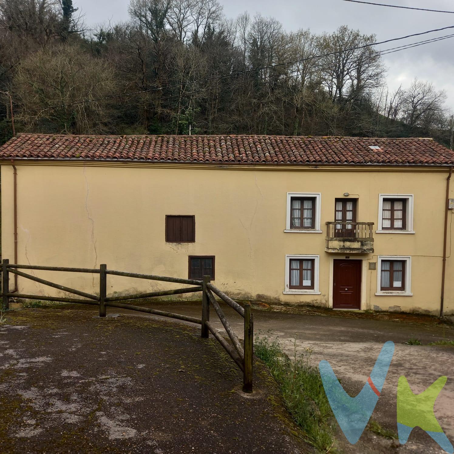 ¿Buscas una casa con encanto en plena naturaleza, bien comunicada y con múltiples posibilidades? Esta vivienda en el centro del valle de Anievas es justo lo que estás buscando. Ubicación privilegiada:. Situada en un entorno natural espectacular, rodeada de montañas, praderas y tranquilidad absoluta. A solo 5 minutos de Arenas de Iguña, con acceso cómodo y buenas comunicaciones, perfecta tanto como primera residencia, segunda vivienda o inversión rural.  Distribución de la casa. La casa, de dos plantas, ofrece una base sólida y espacios generosos para adaptarla a tu gusto:. En  Planta baja:.   - Hall de entrada.   - Salón acogedor.   - Cocina independiente.   - Baño completo.   - Acceso a antigua cuadra con muchas posibilidades (taller, zona de ocio, bodega, etc.).   - Escalera a la planta superior.  Primera planta:.    - 3 habitaciones amplias.    - 2 balcones con vistas despejadas al entorno natural.  Características destacadas:.     Vivienda amplia, con estructura sólida. Ideal para reforma personalizada, en una zona tranquila, rodeada de naturaleza. En un entorno perfecto para senderismo, desconexión y vida rural. Ven a visitarla y descubre todo su potencial. Gastos de la transacción: . Compra sujeta al Impuesto de Transmisiones Patrimoniales. El adquiriente deberá hacerse cargo del coste de la escritura y su inscripción en el Registro de la Propiedad.