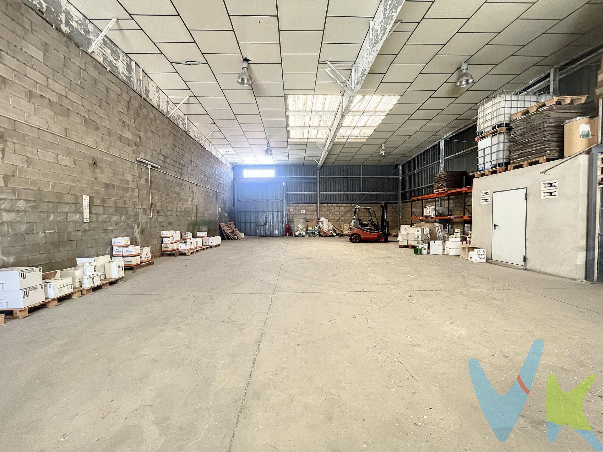 Tenemos el placer de presentar esta exclusiva nave industrial en venta, ubicada estratégicamente en el polígono de Puerto de Sagunto, una zona en pleno crecimiento y desarrollo empresarial. Con un total de 504 metros cuadrados, esta propiedad ofrece 427 metros cuadrados de espacio de almacenamiento y 77 metros cuadrados de modernas y funcionales oficinas. Ubicación: Esta nave industrial se encuentra en una ubicación privilegiada, en el polígono de Puerto de Sagunto, una de las áreas industriales más dinámicas y prometedoras de la región. Destaca su cercanía a la futura gigafactoria de Volkswagen, lo que brinda una oportunidad única para inversores y empresas relacionadas con la industria automotriz. Además, la propiedad se encuentra estratégicamente situada junto a los carriles de tren en construcción, lo que proporciona una excelente conectividad y facilita el transporte de mercancías a nivel nacional e internacional. Espacio de almacenamiento: La nave industrial cuenta con 427 metros cuadrados de espacioso y versátil espacio de almacenamiento, ideal para una amplia gama de actividades comerciales y logísticas. La estructura sólida y resistente garantiza la seguridad de los productos almacenados, mientras que la generosa altura libre ofrece la posibilidad de manejar mercancías de gran tamaño. La distribución diáfana y flexible de la nave permite adaptar el espacio según las necesidades específicas de cada negocio, brindando una gran libertad para maximizar la eficiencia operativa. Oficinas: La propiedad cuenta con 77 metros cuadrados de modernas oficinas, diseñadas para ofrecer un entorno de trabajo cómodo y funcional. Estas oficinas proporcionan un espacio ideal para actividades administrativas y de gestión, con una distribución inteligente que maximiza la productividad. Los acabados de calidad y la iluminación integrada crean un ambiente profesional y agradable, propicio para el desarrollo de. las tareas diarias. Además, la cercanía entre las oficinas y el área de almacenamiento facilita la supervisión y coordinación eficiente de las operaciones. Características adicionales: Además de sus características principales, esta nave industrial ofrece una serie de aspectos adicionales que la hacen aún más atractiva para los potenciales compradores:. 1. Acceso fácil y directo a importantes vías de transporte, como carreteras y autopistas, que facilitan la distribución eficiente de mercancías. 2. Amplio espacio de estacionamiento para vehículos y camiones de carga. 3. Modernos sistemas de seguridad, incluyendo cámaras de vigilancia y control de acceso, para garantizar la protección de la propiedad y su contenido. 4. Conexiones de servicios públicos confiables, como electricidad, agua y telecomunicaciones, que aseguran el correcto funcionamiento de las actividades empresariales. Conclusión: Esta nave industrial en venta, ubicada estratégicamente en el polígono de Puerto de Sagunto y próxima a la futura gigafactoria de Volkswagen, representa una oportunidad única para inversores y empresas que buscan un espacio versátil y conectado. Con su amplio espacio de almacenamiento, modernas oficinas y excelentes características adicionales.