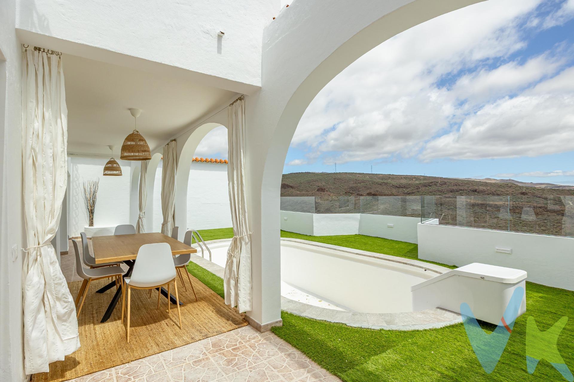 Chalet pareado con piscina privada en Montaña la Data:. Montaña la Data se está volviendo cada vez más popular a la hora de elegir una propiedad. Enclavada en un paisaje natural, esta privilegiada ubicación combina tranquilidad y privacidad con la proximidad a destinos turísticos como Playa del Inglés, Maspalomas y Meloneras, con sus paseos marítimos, el mar y las playas. La posición elevada garantiza vistas despejadas de las montañas canarias,  del océano azul en el horizonte y, a solo 10 minutos en coche del centro comercial El Tablero. Le ofrecemos la oportunidad de adquirir un inmueble en esta ubicación de ensueño. Imagina vivir en una casa que se adapta a tu estilo de vida, donde la independencia y la comodidad van de la mano. Esta exclusiva propiedad adosada de dos alturas ofrece la posibilidad de ser una gran casa familiar o dividirse en dos viviendas independientes, convirtiéndose en una excelente inversión. Diseñada para integrarse con la orografía del terreno, su distribución en diferentes niveles permite aprovechar al máximo la luz natural y las impresionantes vistas panorámicas. Desde cualquier rincón, los atardeceres pintan el horizonte con colores únicos. La comodidad es una prioridad: cuenta con un ascensor desde el garaje, facilitando el acceso a todas las plantas sin esfuerzo. Espacios amplios y luminosos garantizan un ambiente acogedor y funcional, ideal para quienes buscan privacidad sin renunciar a la amplitud. Ya sea para vivir con independencia, compartir con la familia o aprovechar su versatilidad como inversión, esta propiedad es una oportunidad única. ¡Ven a descubrirla y deja que sus vistas y posibilidades te conquisten!. El precio no incluye impuestos y gastos de la compraventa: Impuesto de Transmisiones Patrimoniales (6,5%), honorarios de Notario, Registro de la Propiedad y gestoría. La oferta se sujeta a errores, cambios de precio, omisión y/o retirada del mercado sin aviso previo.