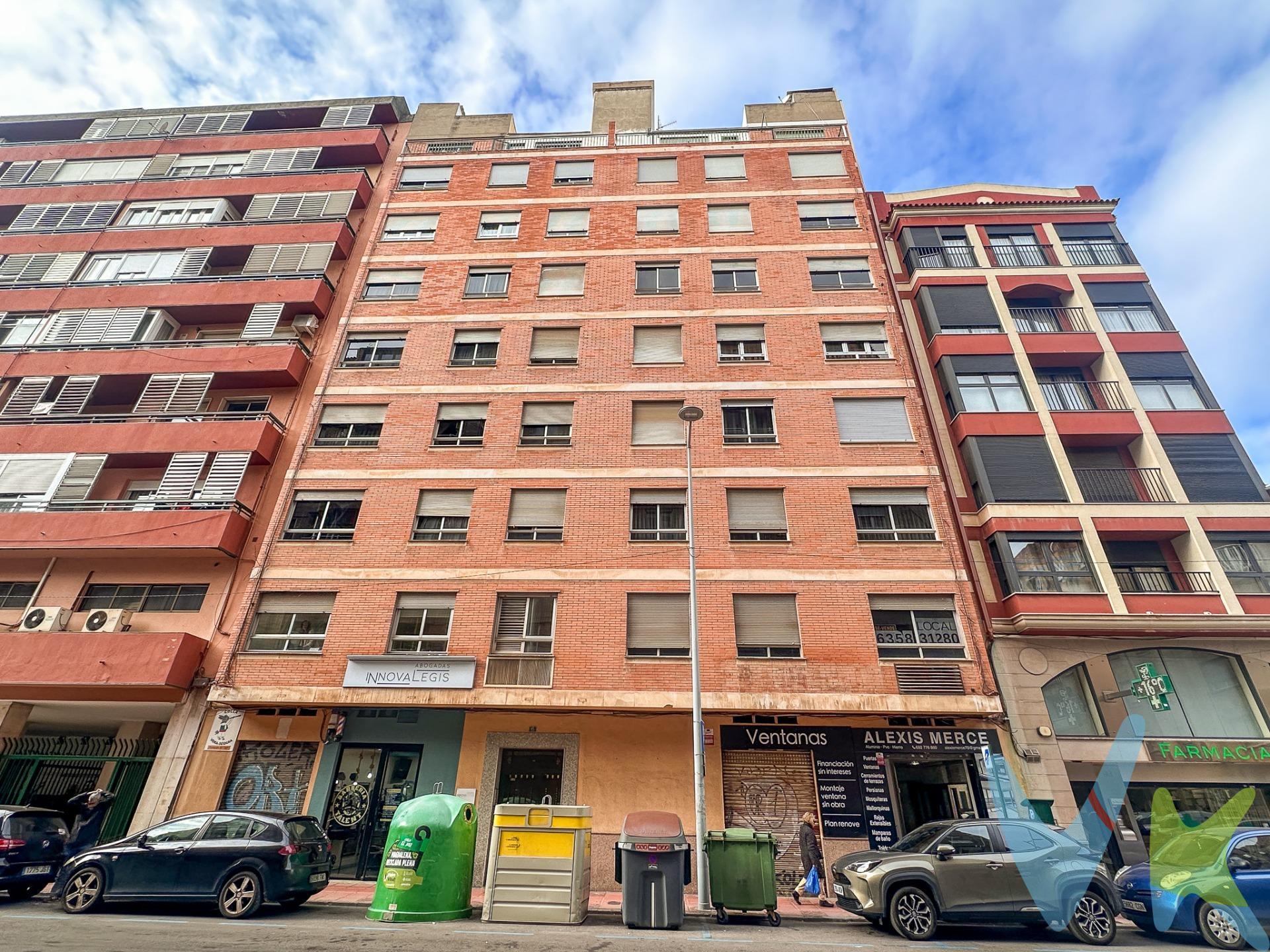 Descubre esta excepcional vivienda en el corazón de Castellón, con una superficie construida de 94 m² (según catastro) que ofrece infinitas posibilidades para reformarla a tu estilo. La propiedad cuenta con un amplio comedor-salón que se beneficia de vistas despejadas y abundante luz natural gracias a su orientación este. Además, incluye una cocina espaciosa acompañada por una gran galería ideal para aprovechar al máximo los espacios. Consta de dos habitaciones dobles y dos simples, perfectas tanto para familias como para quienes buscan convertirlas en despachos o estudios; complementa la distribución un baño completo y un aseo independientes. En la azotea del edificio encontrarás también un práctico trastero que añade valor extra a esta propuesta inmobiliaria. Este inmueble es perfecto no solo para parejas deseando iniciar su nueva etapa sino también como inversión debido a su ubicación privilegiada cerca de todos los servicios necesarios así como por las oportunidades rentables que presenta en el mercado actual.