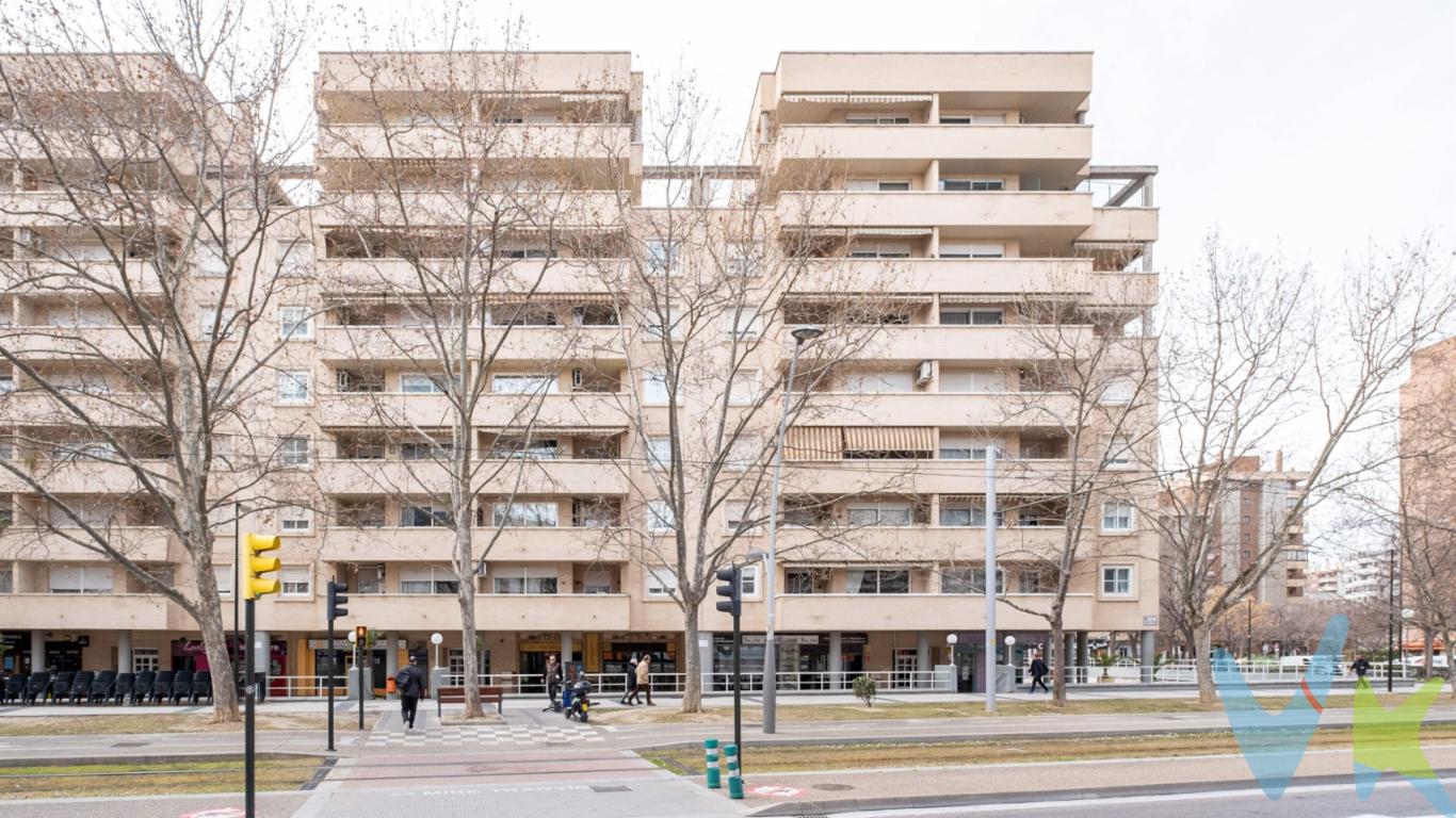 PLAZA DE GARAJE. En plena Av Gómez Avellaneda y junto a la puerta principal de Grancasa, se vende una cómoda plaza de plaza de garaje para coche grande de fácil acceso y maniobrabilidad.  El acceso a los garajes es sin barreras arquitectónicas y uno de los ascensores es de 6 plazas. Si vives en el entorno y tienes dificultades para aparcar, es el momento para que puedas adquirir una excelente plaza de garaje.  No salen habitualmente plazas a la  venta, no dejes pasar esta oportunidad. Hablamos??