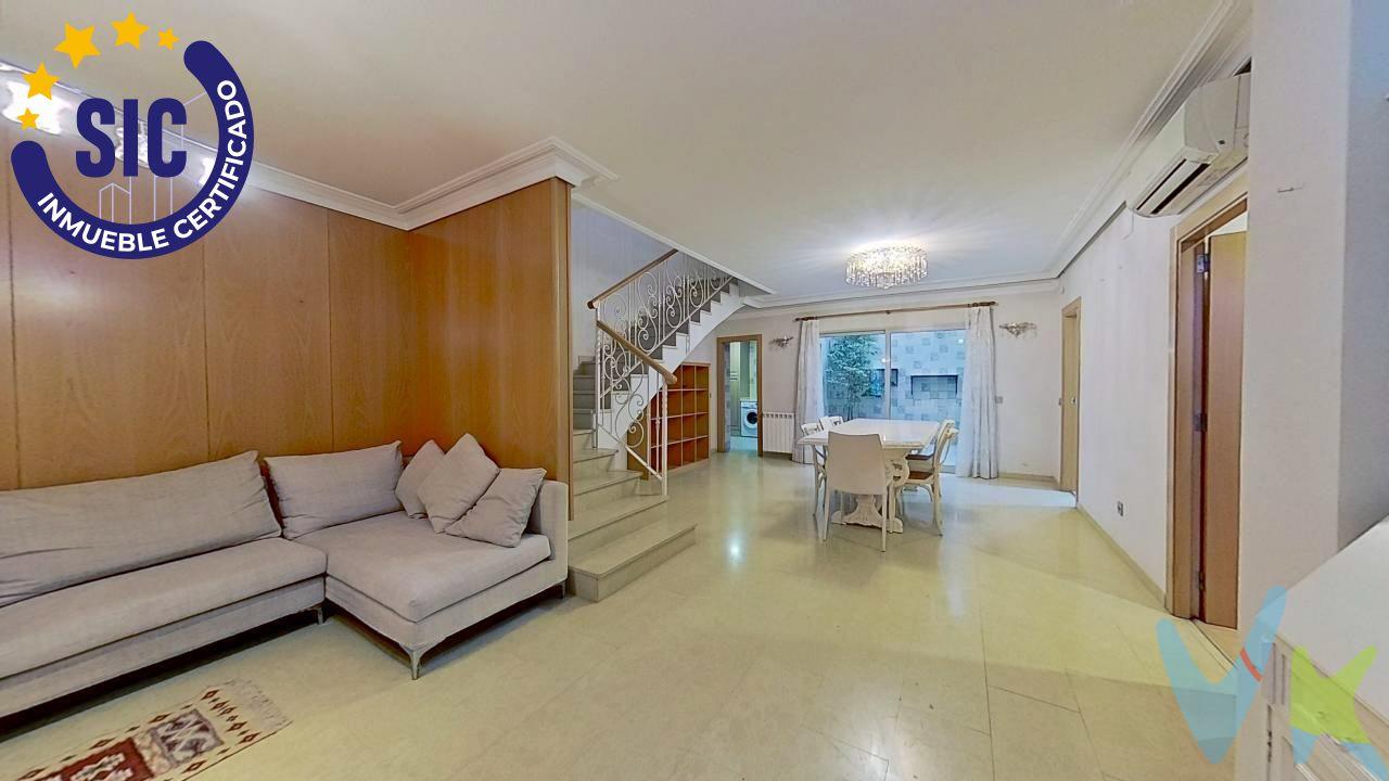 Casa en venta en Chiva, una joya reformada en el corazón del pueblo. Esta impresionante vivienda de tres plantas ofrece un diseño funcional y espacioso, ideal para familias que buscan confort y modernidad. La distribución de la casa, en tres plantas, es funcional y espaciosa:. Planta baja: Una cocina amplia y luminosa, con lavadero, comunica con un acogedor salón comedor, ideal para reuniones familiares y sociales. En esta planta también encontramos un aseo de cortesía y una habitación con vestidor y baño privado, perfecta para invitados o como dormitorio principal. Primera planta: Un recibidor amplio distribuye tres habitaciones todas ellas con splits de a/a, y dos baños completos. Esta planta ofrece un espacio cómodo y privado para el descanso. Segunda planta: Un espacio diáfano, bañado de luz natural, con acceso a una terraza, ofrece infinitas posibilidades: un estudio, una sala de juegos, un gimnasio, o incluso una suite principal con baño y vestidor. La elección es tuya. Todas las plantas tienen acceso a terrazas, proporcionando luz natural y ventilación en toda la casa. La reforma ha sido integral: instalación eléctrica, fontanería, aislamiento térmico. ¡todo nuevo! Los acabados son de alta calidad, con suelos laminados que aportan calidez, ventanas de doble cristal que garantizan el aislamiento y puertas de madera  que añaden un toque de elegancia. La ubicación es inmejorable, en el centro de Chiva, cerca de comercios, restaurantes, colegios, parques y transporte público. Además, la proximidad a Valencia te permite disfrutar de la tranquilidad de un pueblo y de la oferta cultural y de ocio de la ciudad. Esta casa es ideal para familias que buscan un hogar espacioso y moderno, con todas las comodidades, en un entorno tranquilo y bien comunicado. ¡No pierdas la oportunidad de visitarla!. La descripción del presente inmueble e imágenes tienen mero carácter informativo y en ningún caso carácter contractual, pudiendo ser modificados por la inmobiliaria comercializadora sin que ello implique responsabilidad alguna frente a terceros. En el precio de venta a público, esta propiedad NO incluye los gastos de adquisición (Notario, registro, gestión, honorarios, etc…).