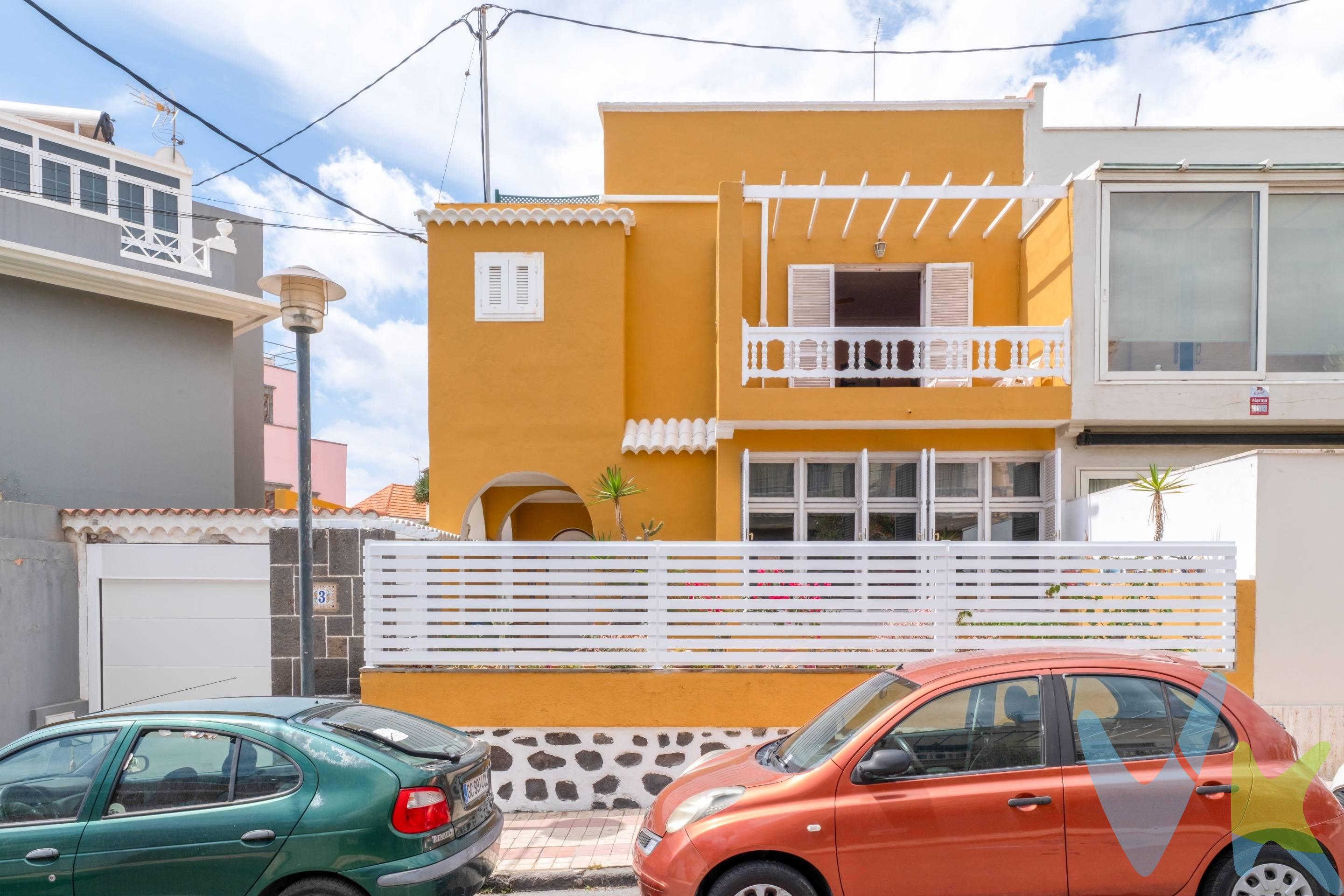Este bonito y acogedor Chalet pareado de Ciudad Jardín, diseñado por el prestigioso arquitecto Miguel Martín-Fernández de la Torre, consta de 402 m2 construidos y 281 m2 de parcela, distribuidos a tres alturas.   Muy bien situado, en una calle amplia y tranquila, cerca de la zona comercial Mesa y López, muy luminoso y con todas las estancias  exteriores, con muy buena distribución, habitaciones muy amplias que disponen de varias terrazas.   Con un diseño exterior e interior que realzan los elementos arquitectónicos y los materiales de calidad de la época.   El chalet está distribuido a tres alturas de la siguiente forma:.   PLANTA BAJA: Entrando nos recibe una bonita terraza delantera, y a continuación el área social de la casa con amplio salón, un comedor, y una cocina independiente completamente equipada y un aseo. El comedor da paso a una terraza trasera, con un área de comedor exterior.   También en esta misma planta está situado el garaje y en la parte trasera disponemos  de un cuarto trastero y zona de lavado.   PLANTA PRIMERA: Dispone de cuatro dormitorios dobles, tres de ellos con baño en tipo suite, todos exteriores y muy luminosos,  dos de ellos con terraza privada, y otro baño de uso general de la planta.   PLANTA SEGUNDA: Dispone de dos amplios dormitorios dobles con baño en tipo suite, uno de ellos con terraza privada y además un solarium-terraza con muchas posibilidades.   La elegancia interior es innegable gracias a los acabados impecables que combinan elementos constructivos nobles cómo suelos de mármol, carpintería y detalles constructivos que proporcionan un ambiente exclusivo y acogedor a la vivienda. En el exterior una arquitectura emblemática con detalles propios del estilo de la época como grandes ventanales que le proporcionan luz durante todo el día.   Todo ello la definen como una propiedad muy ESPECIAL y ÚNICA.   No deje escapar esta oportunidad de vivir en Ciudad Jardín ¡Ven a verla!. INFO: El precio de venta no incluye impuestos propios de la transmisión, gastos de notaría, registro, ni cualquier otro que según ley pueda corresponder al comprador. . 