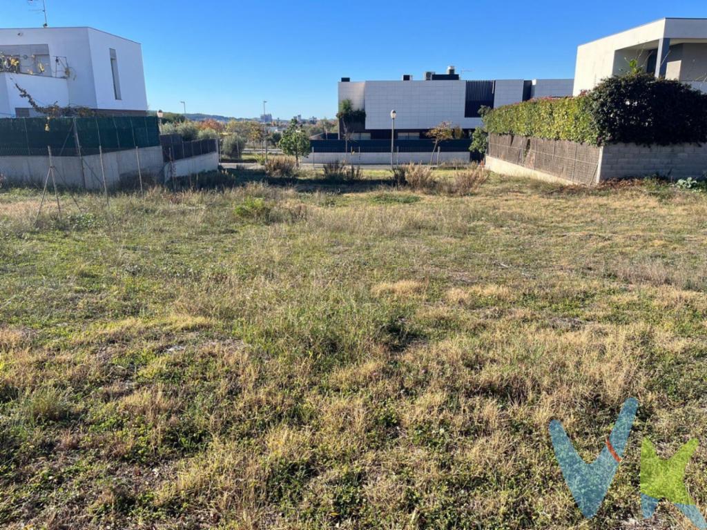 Excelente oportunidad para quienes quieran construir su hogar ideal en una ubicación privilegiada!..Se ofrece en venta una parcela de 401 m2 en el área residencial El Pla del Diable, ubicada en la zona de Sant Julià en Vilafranca del Penedés, este terreno urbano cuenta con una superficie de 401 metros cuadrados...Esta zona destaca por sus viviendas unifamiliares, calles peatonales arboladas y parques tranquilos, ofreciendo un entorno ideal para familias. Además, la parcela se beneficia de la cercanía al centro de Vilafranca del Penedés, a solo 5 minutos a pie, lo que garantiza una fácil accesibilidad a todos los servicios y comodidades de la ciudad...Asimismo, está cerca del auditorio de Vilafranca y de la zona deportiva, donde se encuentran instalaciones como gimnasios, piscinas y pistas de atletismo, entre otros. La ubicación también ofrece una excelente conexión de transporte, con paradas de autobús y estaciones de tren cercanas, así como un fácil acceso a la autopista AP-7 y la carretera N-340, a menos de 5 minutos en coche por la salida sur de Vilafranca del Penedés...Con unas vistas despejadas y en una zona de paso, esta parcela presenta un escenario perfecto para la construcción de una vivienda unifamiliar personalizada, con la posibilidad de crear un proyecto adaptado a las necesidades y preferencias del comprador...Se trata de una excelente oportunidad para aquellos que buscan construir su hogar ideal en una ubicación privilegiada...El precio en el anuncio no incluye impuestos de compra (ITP, IVA , AJD), ni los gastos de Notaría y Registro de la Propiedad. La información visual y documental del anuncio no tiene carácter contractual y puede no ser del todo precisa. El mobiliario y el equipamiento que se muestra en las imágenes no está incluido en el precio de venta.