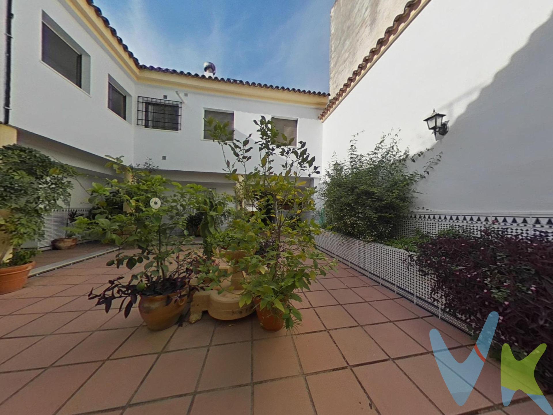 Dicen que vivir en Santa Marina no es solo tener una casa… es formar parte de la historia viva de Córdoba. Un barrio emblemático que nació alrededor de su iglesia fernandina y que, con el tiempo, se ha convertido en un lugar privilegiado donde la tradición y la modernidad se abrazan. Ahora tienes la oportunidad de hacerlo tuyo con esta casa única, lista para entrar a vivir y pensada para quienes buscan comodidad, autenticidad y calidad de vida. 🏠 Distribución ideal para tu día a día. 🔹 Planta baja:. ✔ Cocina independiente y totalmente equipada, lista para tus mejores recetas. ✔ Amplio salón, acogedor, donde disfrutar de tu tiempo en familia. ✔ Baño completo con placa de ducha. ✔ Armario aprovechando el hueco de la escalera. 🔹 Primera planta:. ✔ 3 dormitorios. ✔ Armario empotrado para aprovechar al máximo el espacio. ✔ Baño completo. ✔ Terraza en el dormitorio principal al patio del residencial. ✔ Listo para que solo tengas que traer tus maletas. 🚗 Y aún hay más…. ✔ Plaza de aparcamiento a tan solo 1 minuto de la casa. ✔ Trastero incluido, porque el espacio extra siempre es un lujo. 🌟 Por qué elegir esta casa??. Porque está en Santa Marina, un barrio castizo que respira autenticidad. Porque combina la historia de Córdoba con la comodidad moderna. Porque aquí no solo compras una vivienda… eliges un estilo de vida único. 📩 📲 ¿La ves o la vives? Contáctanos hoy y da el primer paso hacia tu nuevo hogar en Santa Marina. El comprador tendrá un coste adicional de un 2,5% más IVA del precio de venta final, por el servicio de gestión, asesoramiento y formalización del proceso de compra. Este importe no está incluido en el precio publicado en venta. INFORMACIÓN ADICIONAL. Para cumplir con la normativa vigente tenemos a disposición del cliente el Documento de Información Abreviada D. I. A. Los precios indicados pueden sufrir alteraciones sin previo aviso. Los GASTOS DE LA COMPRA serán según ley (Notaria, Registro e Impuestos) y no están incluidos en el precio señalado. 