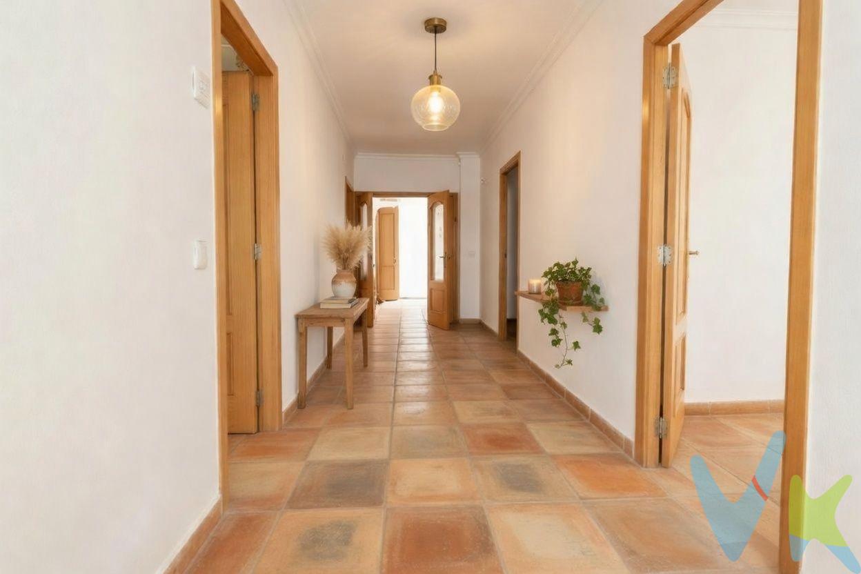 Se vende casa para reforma integral en una de las zonas más tranquilas y demandadas de Massamagrell. La vivienda cuenta con aproximadamente 300 m² construidos, lo que ofrece múltiples posibilidades de distribución y aprovechamiento del espacio. Ideal tanto para particulares que buscan diseñar su hogar a medida como para inversores, ya que existe la posibilidad de desarrollar dos o incluso tres viviendas independientes. La propiedad dispone de planta baja, con gran potencial para crear espacios amplios, luminosos y funcionales. . Ubicada en un entorno residencial muy agradable, con todos los servicios cercanos y excelente comunicación, esta es una oportunidad única para crear un proyecto totalmente personalizado en una ubicación privilegiada. No dejes pasar esta oportunidad de inversión en una zona en constante crecimiento. Una gran oportunidad para poder hacer casa de tus sueños, o invertir para crear varias viviendas. Un espacio ideal.