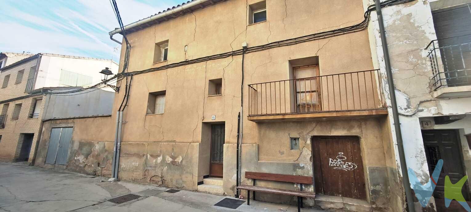 🏡 Casa en venta en el centro de Terrer – Oportunidad única. Se vende amplia vivienda ubicada en pleno centro de Terrer, junto a todos los servicios esenciales y con excelente comunicación por autovía. A tan solo 10 minutos de Calatayud y 50 minutos de Zaragoza. La vivienda cuenta con tres plantas distribuidas de la siguiente manera:. Planta calle: Corral: 64 m² y dos salas de 27 y 15 metros. Primera planta: Salón, cocina de 14 metros, tres dormitorios de 16, 13 y 7 metros. Baño. Segunda planta: Tres graneros de 31, 21 y 16 metros. Buhardilla: 21,60 m². Características :. ✅ Ventanas exteriores de aluminio. ✅ Puertas de madera. ✅ Cubierta totalmente nueva. ✅ Amplios espacios con múltiples posibilidades de reforma y distribución. Además, se incluye solar urbano de 200 m² ubicado en la misma calle, a solo 200 metros de la casa. Ideal para construir, zona de aparcamiento, huerto urbano o espacio adicional. Una excelente opción como vivienda habitual, segunda residencia o inversión, con todas las comodidades y la tranquilidad del entorno rural. 📞 ¡No pierdas esta oportunidad! Contáctanos para más información y visita. El precio no incluye impuestos, gastos de notaría, registro ni honorarios de intermediación. Este anuncio tiene carácter informativo y no es contractual. Puede estar sujeto a errores o modificaciones.