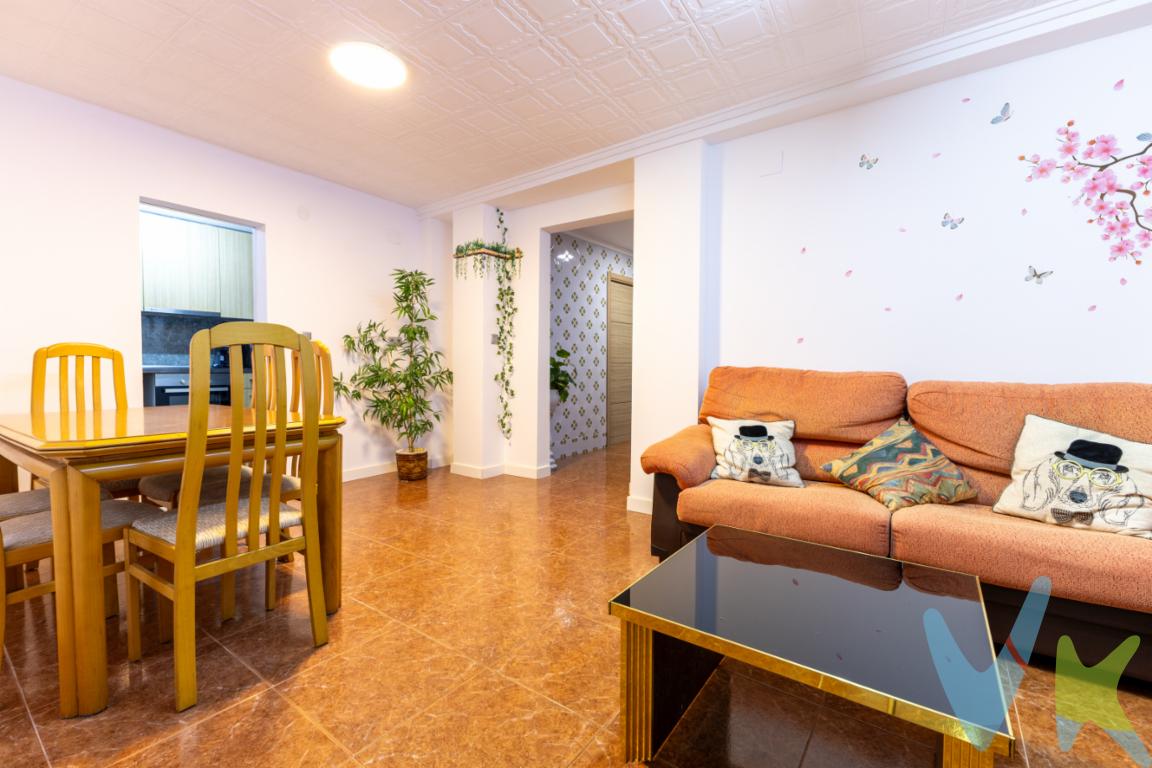 Amplio piso en planta baja con patio y gran terraza privada a pocos metros de la playa.Si buscas una vivienda cómoda, espaciosa y con amplios espacios exteriores, este fantástico piso en planta baja situado en Puerto de Sagunto, a pocos metros de la playa, reúne todas las características para convertirse en tu próximo hogar o en una excelente inversión junto al mar.La vivienda destaca por su cómoda distribución, ofreciendo estancias amplias, luminosas y muy funcionales.Al acceder encontramos un acogedor recibidor que da paso al resto de la vivienda, distribuyendo perfectamente la zona de día y la zona de descanso.El salón-comedor es amplio y muy acogedor, un espacio pensado para disfrutar del día a día en familia o con amigos.Gracias a sus dimensiones permite crear cómodamente una zona de estar y otra de comedor, convirtiéndose en el corazón de la vivienda.La cocina es independiente, amplia y muy funcional, con acceso directo al patio, un espacio versátil y muy práctico para el día a día.La vivienda dispone de tres dormitorios, todos ellos con buena distribución y tamaño.El dormitorio principal ofrece un ambiente cálido y confortable, mientras que los otros dos dormitorios son ideales como habitaciones infantiles, juveniles, de invitados o incluso como despacho para teletrabajar, adaptándose perfectamente a las necesidades de cualquier familia.Cuenta además con dos baños completos, una característica muy valorada que aporta un extra de comodidad al día a día.Ambos se encuentran en muy buen estado de conservación y ofrecen funcionalidad para toda la familia.Uno de los espacios más especiales de la vivienda es su patio privado, un rincón perfecto para disfrutar del aire libre con total privacidad.Es ideal como zona de descanso, espacio para plantas, lavandería o simplemente para desconectar sin salir de casa.Desde el patio se accede a una magnífica terraza privada, uno de los grandes atractivos de la vivienda. Un amplio espacio exterior donde podrás disfrutar del buen tiempo durante todo el año, crear una zona chill out, instalar una mesa para comidas al aire libre, tomar el sol o compartir agradables momentos con familiares y amigos.Un auténtico valor añadido que convierte esta vivienda en una opción muy especial.La vivienda se presenta lista para entrar a vivir, con una distribución cómoda, estancias bien aprovechadas y un ambiente acogedor que transmite sensación de hogar desde el primer momento.Excelente ubicación.Otro de sus grandes atractivos es su magnífica ubicación.Situada a escasos metros de la playa de Puerto de Sagunto, podrás disfrutar del mar y de su agradable paseo marítimo en apenas unos minutos caminando.Además, la zona dispone de todos los servicios necesarios para el día a día: supermercados, colegios, institutos, centros médicos, farmacias, comercios, parques, zonas deportivas, restaurantes, cafeterías y transporte público, todo ello con excelentes comunicaciones con Valencia mediante la V-23 y la AP-7.Puerto de Sagunto es una de las localidades más demandadas de la costa valenciana gracias a su extensa playa de arena fina, su paseo marítimo, su amplia oferta de ocio y restauración y la calidad de vida que ofrece durante todo el año.La vivienda dispone de Certificado de Eficiencia Energética con calificación E, y representa una magnífica oportunidad para quienes buscan amplitud, comodidad y una excelente ubicación junto al mar.Una propiedad ideal tanto como residencia habitual como para disfrutar de una segunda vivienda en una de las zonas más demandadas de Puerto de Sagunto.REF: 4689.