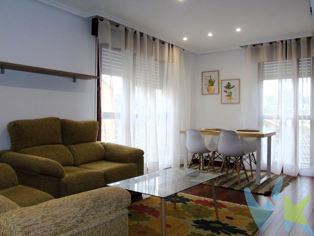 Duplex  de 103 m2 construidos. Completamente amueblado y equipado para entrar a vivir.  .  Distribuido en planta baja con cocina independiente, baño completo, una amplia habitación con armario empotrado y salón - comedor.  .  En planta superior dispone de dos amplias habitaciones también con armarios empotrados y baño completo.  Se encuentra en perfecto estado de conservación y listo para entrar a vivir.  .  Todo exterior ( incluidos los baños) y muy soleado ya que es esquinero y nos da a tres caras.  .  En pleno centro, con todos los servicios a tu alcance. Los impuestos, gastos de notaría y registro no están incluidos en el precio.  . 