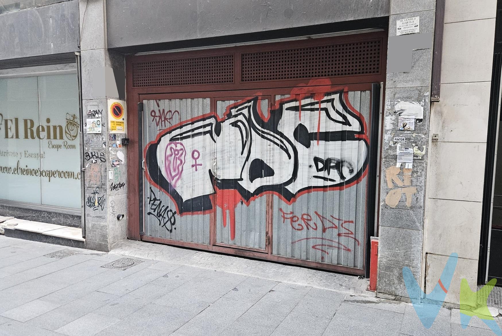PLAZA DE GARAJE EN EL CENTRO DE GRANADA, JUNTO PLAZA TRINIDAD. Dimensiones 2.20 X 4.55 m., apta para coche tipo suv, se ha estado guardando un monovolumen. Acceso sencillo desde plaza trinidad y buena maniobrabilidad en el interior del garaje. Ideal tanto para inversión como para uso propio. No des más vueltas y llámanos para visitarla. Ref. N337. * El PVP indicado no incluye impuestos ni gastos de Escritura. * Honorarios agencia no incluidos. * Las superficies expresadas en esta página tienen carácter descriptivo y son aproximadas. * Los precios pueden ser susceptibles de modificación sin previo aviso. * Los vehículos que aparecen en las imágenes no se venden.