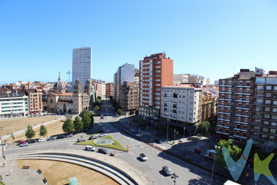 EXCLUSIVO  piso en PLAZA DEL HUMEDAL, sito en buen edificio, con servicios centrales, destacan sus magníficas vistas, su altura y su luminosidad.
Se distribuye en hall de entrada con armario empotrado, tiene varios armarios empotrados en el pasillo, amplio salón-comedor con grandes ventanales y que se comunica con sala-estudio, dispone de tres habitaciones y dos baños, 
despensa y cocina con terraza.
Tiene trastero. Se puede disfrutar de una azotea comunitaria para tomar  el sol o pasar la tarde.  Portal accesible con elevador y dos ascensores.
Disfrute de una magnífica propiedad en una de las mejores zonas de Gijón.
LLÁMENOS SIN COMPROMISO!  ESTAMOS DISPUESTOS A ESCUCHAR SU OFERTA
EN EL PRECIO NO SE INCLUYEN GASTOS DE NOTARÍA, REGISTRO E IMPUESTOS DERIVADOS.