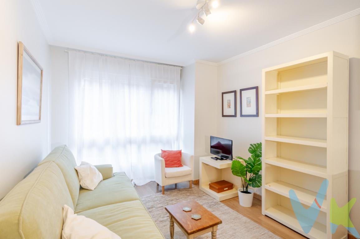 Luminoso piso situado en un edificio de nueva construcción en una de las zonas más cómodas y céntricas de Gijón, zona de Laviada. La vivienda destaca por su gran entrada de luz natural y su acogedora cocina americana, perfectamente integrada en el salón para crear un espacio moderno y funcional.Dispone de dos amplias y coquetas habitaciones, ideales para garantizar confort y privacidad, además de dos baños completos de estilo actual, uno de ellos con ventana, unido a todo lo anterior en la entrada tiene un espacio para despensa o armario empotrado si se desea. El piso cuenta también con puerta corta fuegos y trastero, aportando un plus de seguridad y almacenamiento.El ascensor es amplio y ni el piso ni el portal tienen barreras arquitectónicas. La calefacción y el agua caliente va por servicios centrales .La ubicación es inmejorable: A un paso del Solarón y la Plaza del Humedal, y a tan solo 10 minutos de la Playa de San Lorenzo y del Puerto Deportivo de Gijón, lo que permite disfrutar plenamente de la vida urbana y costera.El piso esta en un estado impecable para entrar a vivir , también es muy interesante como inversion o segunda residencia.Contamos con más de 35 años de experiencia acreditada y nuestro objetivo es garantizarle un servicio de compra humano, ético, de calidad, fácil y seguro. Nuestro equipo lo integran agentes con la titulación AIR (Agente Inmobiliario Registrado), somos CRS (Council of Residential Specialist) y API. (Agente de la Propiedad Inmobiliaria Colegiado nº248). Contamos con un seguro de Caución que nos permite garantizar el depósito de las cantidades entregadas por nuestros clientes.Te ayudamos con la financiación con las mejores condiciones hipotecarias hasta el 100%EL PRECIO NO INCLUYE  IMPUESTO DE TRASMISIONES PATRIMONIALES, NOTARIA Y REGISTRO.