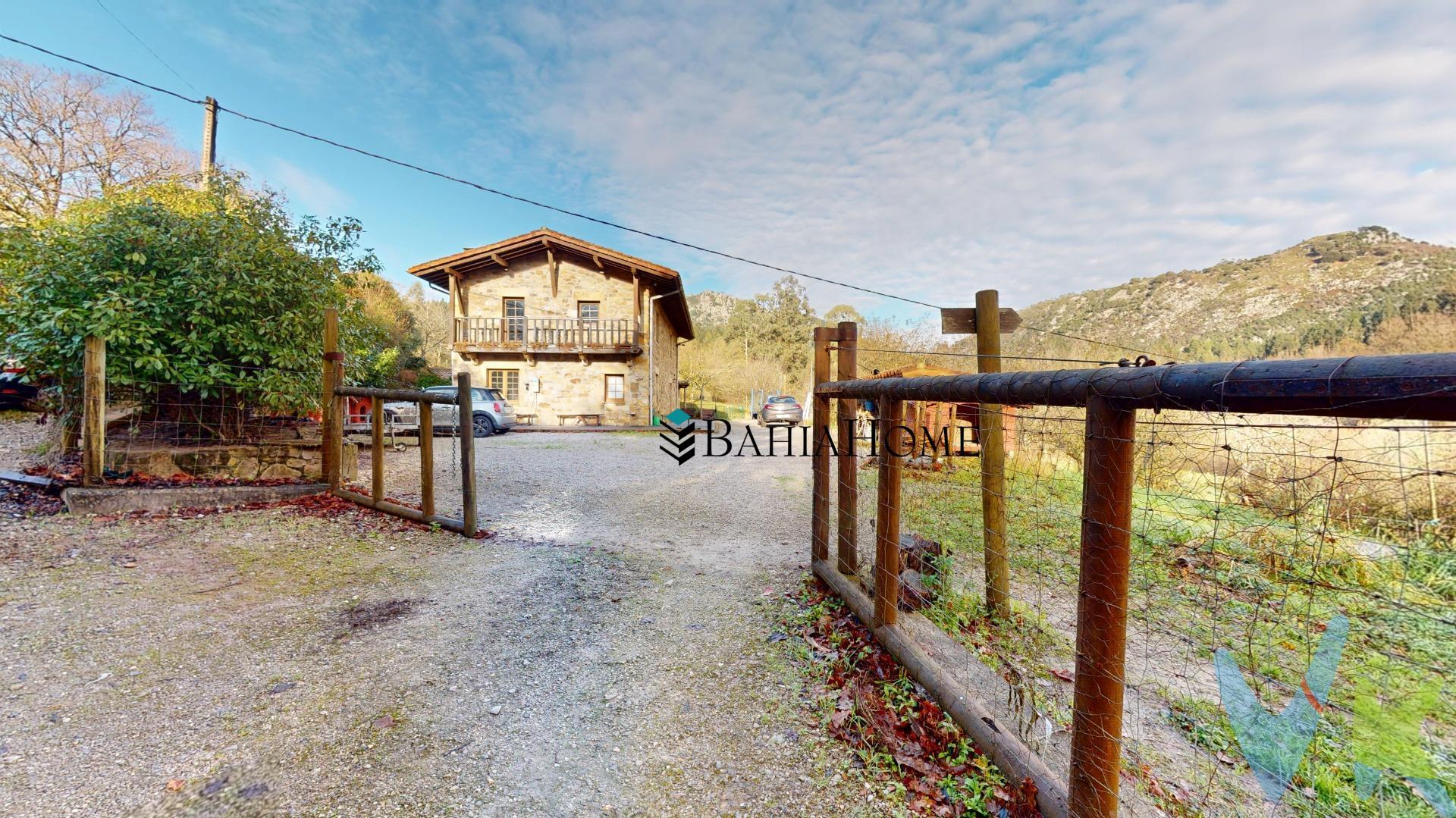 🌿 Conjunto residencial exclusivo en plena naturaleza – Aés, Puente Viesgo. En el corazón del valle de Toranzo, rodeado de naturaleza, tranquilidad y privacidad, se ofrece a la venta este singular conjunto urbanístico asentado sobre una finca de aproximadamente 7.500 m², en el encantador pueblo de Aés (Puente Viesgo). Un enclave privilegiado donde tradición, confort y entorno natural conviven en perfecta armonía. 🏡 Vivienda principal. La finca alberga una vivienda unifamiliar de piedra, con balconada montañesa de madera, construida en 2015 y en estado impecable, lista para entrar a vivir. La casa se distribuye en dos alturas de unos 112 m² cada una:. Planta baja. Hall de entrada con acceso directo a un amplio salón-comedor, presidido por una chimenea, con vigas de madera vistas, suelos de gres y grandes ventanales de PVC que aportan luz natural. En esta planta encontramos también un baño completo con plato de ducha y una cocina abierta al salón, funcional y perfectamente integrada en el espacio. Planta superior. Planta totalmente diáfana, a la que se accede mediante una escalera de madera con balaustre, abierta al salón inferior, lo que aporta amplitud y carácter. Este espacio ofrece gran versatilidad, con capacidad para distribuir varios dormitorios. Desde aquí se accede a un balcón con vistas despejadas al entorno natural que rodea la vivienda, un auténtico privilegio visual y de tranquilidad. 🏠 Construcciones auxiliares y espacios exteriores. El conjunto se completa con varias edificaciones independientes que mantienen la misma estética rústica y cuidada de la vivienda principal:. Cobertizo a modo de garaje y trastero. Espacio técnico destinado a depósito de gasoil y caldera, que abastece la vivienda. Bodega / txoko independiente, ideal para reuniones familiares y encuentros con amigos, preparada específicamente para la elaboración de sidra, un detalle único y muy especial. En la fachada de estas construcciones encontramos:. Parrilla. Barbacoa. Horno de leña. Cobertizo adicional para aperos de labranza y maquinaria agrícola. Todas estas construcciones, junto con la vivienda, conforman un agradable patio interior, actualmente acondicionado con parasoles, barriles como mesas y bancos de madera y piedra, creando un espacio de ocio único, íntimo y con un enorme encanto. 🌳 La finca. La extensa parcela de 7.500 m² ofrece múltiples posibilidades: disfrute personal, jardín, huerta, árboles frutales, principalmente manzanos, recreo o simplemente la privacidad y el contacto directo con la naturaleza que hoy en día resulta tan difícil de encontrar. Perimétrada con pastor automático. 📍 Entorno y ubicación – Aés, Puente Viesgo. Aés es un pueblo tranquilo y con gran belleza paisajística, situado a pocos minutos de Puente Viesgo, localidad conocida por su prestigioso balneario, sus cuevas prehistóricas Patrimonio de la Humanidad, rutas de senderismo y entorno natural privilegiado. Puente Viesgo dispone de servicios esenciales como comercios, hostelería, centro de salud, colegios y actividades culturales, todo ello sin renunciar a la calma de la vida rural. 🚗 Excelente comunicación:. Acceso cómodo por carretera, a unos 30 minutos de Santander, lo que permite disfrutar de la naturaleza sin renunciar a la cercanía de la capital, sus playas, aeropuerto y servicios. Buen enlace con la A-67, facilitando desplazamientos a Torrelavega y la costa. ✨ Una oportunidad única. Una propiedad singular, con carácter, amplios espacios, múltiples edificaciones y una finca generosa, en un entorno natural excepcional. Ideal como residencia habitual, segunda vivienda, o incluso como proyecto familiar o de turismo rural. 📞 Si buscas espacio, naturaleza, privacidad y una propiedad con carácter propio, esta es tu oportunidad. Contacta para más información y descubre en persona todo lo que este enclave único puede ofrecerte.