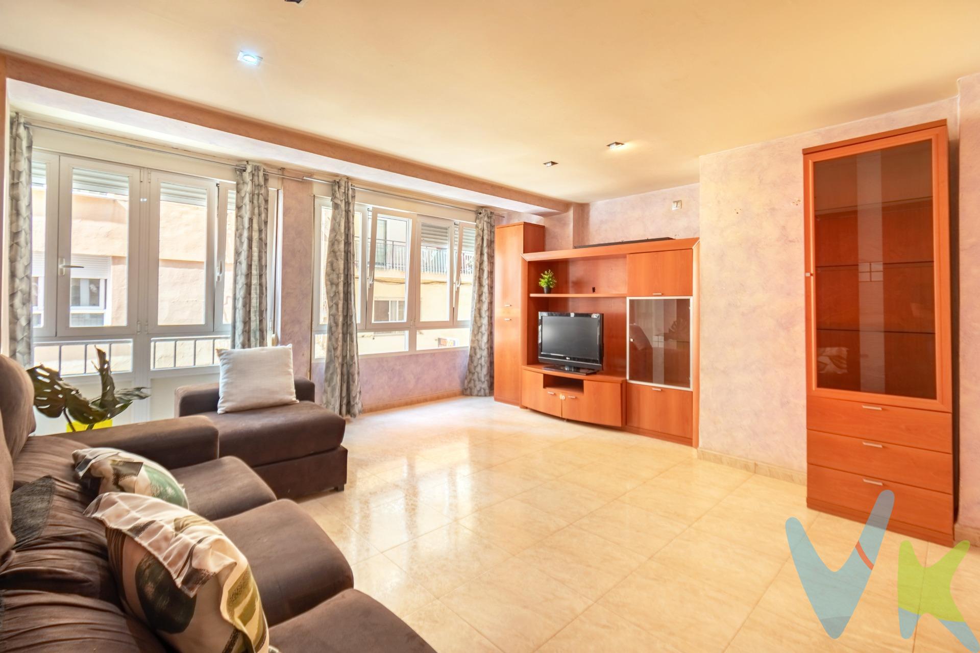 Estas buscando una vivienda para entrar a vivir?.  Os presentamos está cogedora vivienda, muy bien ubicada rodeada de todos los servicios necesarios para el día día. La vivienda tiene las ventanas cambiadas con el sitema oscilovatientes, con dos habitaciones amplias, antes tenia tres habitaciones, una cocina independiente un patio pisable y un trastero en la azotea. La vivienda tiene una ubicación inmejorable, a tan solo 10 minutos andando a la Puerta de Sol y rodeada de parques, tiendas de barrio y uno de los mejores colegios de la ciudad, El colegio Carmelitas. La vivienda tiene el portal recientemente reformado a cota cero y con camara de seguridad en la entrada. Y si lo que estas pensando es hacer la vivienda a tu gusto tambien tiene una fantastica distribución para hacer el hogar de tus sueños. Ven a conocerla y decide por ti mismo.