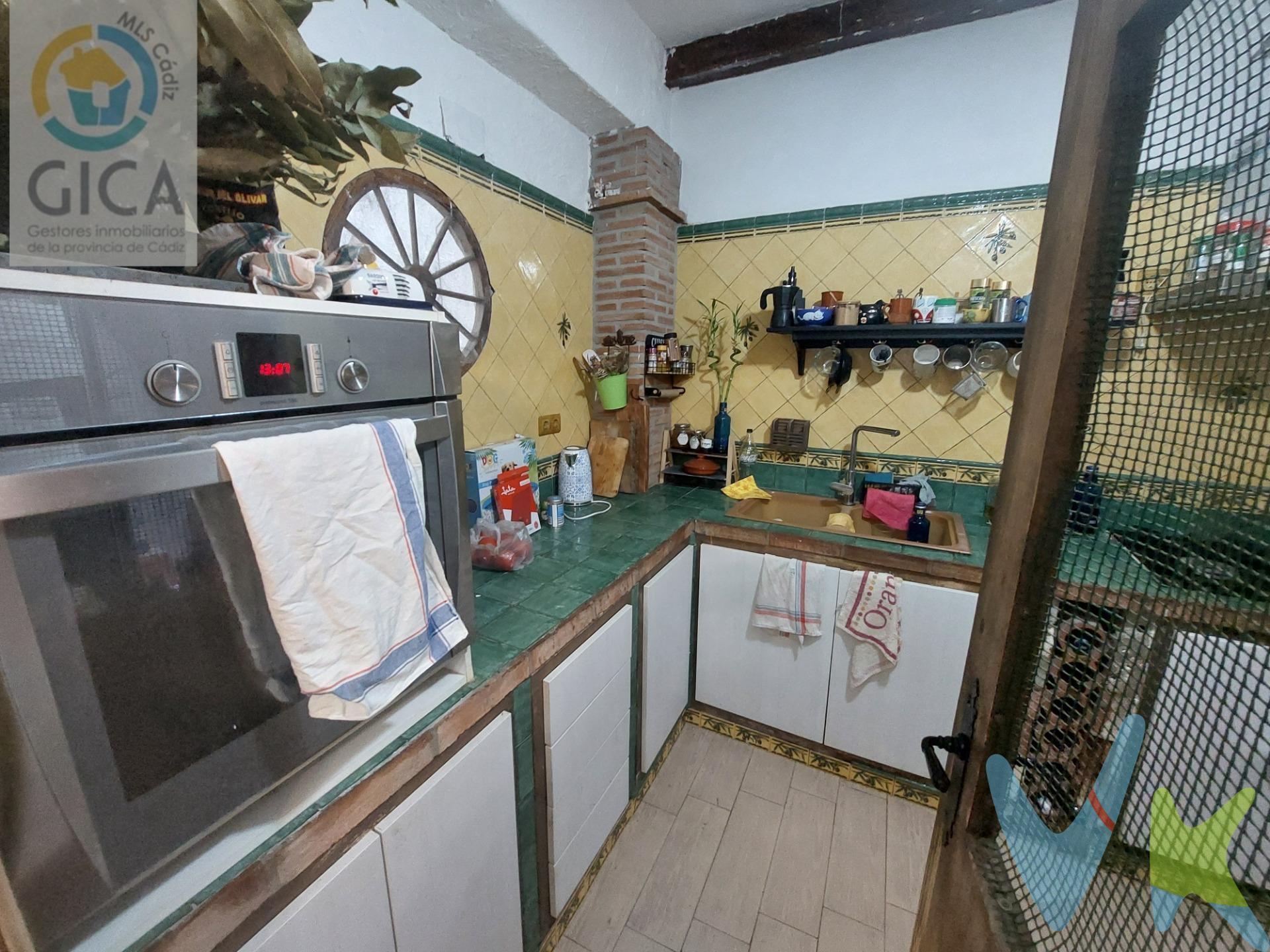 Casa en zona semicéntrica de Algeciras con amplia terraza. Acogedora casa situada en una zona semicéntrica de Algeciras, con una ubicación muy práctica, cercana a todo tipo de servicios, comercios y comunicaciones. La vivienda se distribuye en dos dormitorios, un baño, salón, cocina y una amplia terraza, ideal para disfrutar del aire libre, crear una zona de descanso o reuniones con familiares y amigos. Una excelente oportunidad tanto para quienes buscan su primera vivienda como para quienes desean realizar una inversión en una zona bien comunicada y con todos los servicios al alcance. -----------------------------------------------------------. Transparencia de precio, impuestos y honorarios:. El precio publicado corresponde únicamente al precio de venta del inmueble y no incluye impuestos, gastos de compraventa ni honorarios a cargo del comprador. Impuestos: ITP o IVA+AJD (según la naturaleza de la transmisión). En Andalucía, en segundas transmisiones el ITP es 7% con carácter general, pudiendo aplicarse tipos reducidos (6% o 3,5%) si se cumplen requisitos. Base del impuesto: con carácter general, la base será la mayor entre el precio declarado y el valor de referencia (según normativa aplicable). Gastos de compraventa: notaría, registro y, en su caso, gestoría (desde 2.000€ orientativo, según operación). Honorarios comprador (no incluidos): 3% + IVA, con mín. 3.500€ + IVA si precio < 115.000€. Se informan y aceptan por escrito (hoja de encargo/servicios) antes de la visita y de cualquier gestión vinculada a la compra. Ficha informativa (Decreto 218/2005) a disposición del interesado. Fuentes oficiales: información tributaria y valor de referencia disponibles en fuentes oficiales de la Junta de Andalucía y se facilitan a quien lo solicite. Exclusiva: Por mandato expreso del propietario, este inmueble se comercializa en exclusiva a través de la inmobiliaria. Se ruega no contactar directamente con propiedad/ocupantes/vecinos. . 
