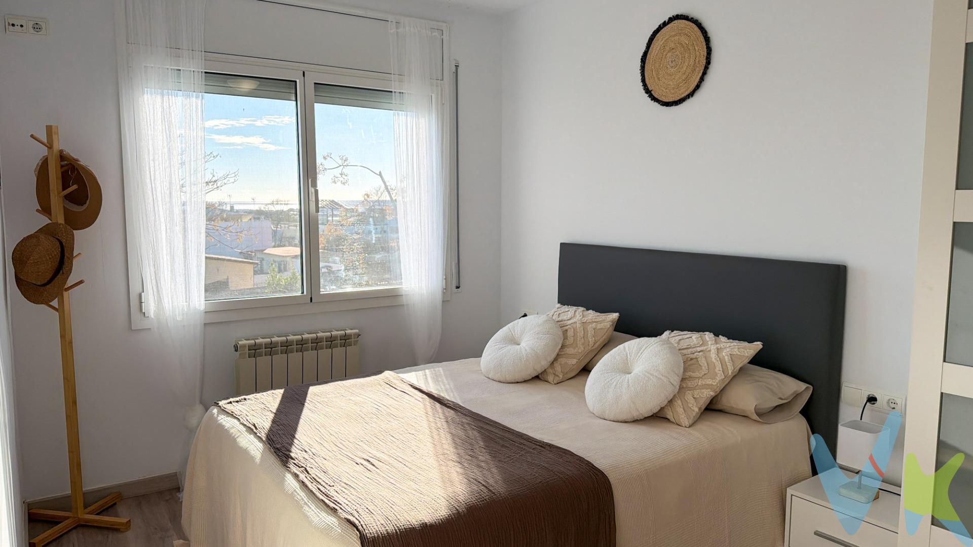 . Casa unifamiliar con piscina, vistas al mar y parking privado en Vilanova i la Geltrú ( Fondo Somella ). ¡Oportunidad! Vivienda ideal para familias, situada en una zona tranquila y bien comunicada de Vilanova i la Geltrú. La casa, parcialmente reformada, cuenta con 200 m² construidos y se distribuye en tres plantas:. - Planta baja: cocina independiente, aseo de cortesía y salón-comedor con salida directa al jardín privado, con piscina, zona de barbacoa y vistas despejadas.   . - Primera planta: 4 dormitorios (3 dobles, uno en suite, y 1 individual) y un segundo baño completo. Desde esta planta se disfrutan vistas al mar. - Última planta: Espacio diáfano polivalente, ideal como despacho, sala de juegos o dormitorio adicional, con salida a terraza tipo solárium con vistas. Además, la vivienda dispone de garaje privado para dos vehículos. Una casa con mucho potencial, ideal para familias que buscan espacio, exterior, comodidad y buena ubicación. NOTA :. En los importe ofertado no están incluidos los impuestos ni las tasas que se aplican en la compraventa o alquiler ni ninguno de los gastos de formalización. Las fotografías, vídeos y demás documentación gráfica pueden no corresponder con la realidad, sí como los metrajes y superficies no tienen carácter contractual. Salvo que se indique específicamente, los muebles y el equipamiento que aparecen en los anuncios no están incluidos en el precio. Tampoco están incluidos en el precios los gastos e impuestos de formalización de la compraventa : IVA, ITP, Notario, Registro, etc. 