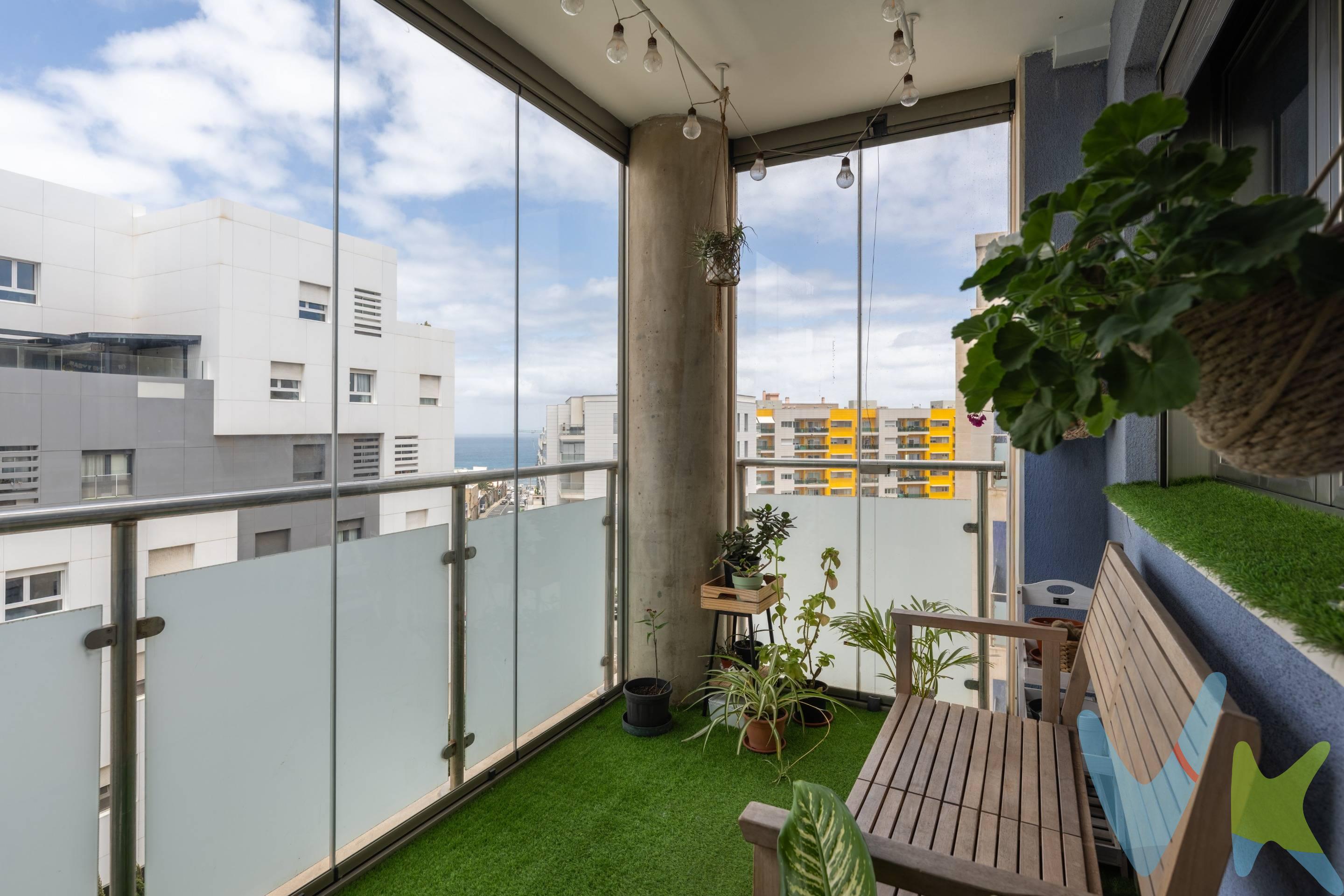 Vivienda con piscina, pádel y balcón acristalado junto al Hospital Negrín. . En una de las zonas más cómodas y demandadas de Las Palmas de Gran Canaria, entre la Carretera de Chile y el Hospital Negrín, se encuentra esta acogedora vivienda en un edificio que destaca por sus completas zonas comunes, incluyendo piscina y cancha de pádel. . La propiedad cuenta con aproximadamente 120 m², distribuidos en tres dormitorios, dos baños completos y un agradable salón con cocina en concepto abierto, creando un espacio moderno, funcional y muy luminoso. . Uno de sus rincones más especiales es su balcón terraza acristalada, un espacio versátil que invita a disfrutar de momentos únicos durante todo el año, ya sea como zona de relax, lectura o incluso pequeño comedor con encanto, con ligeras vistas al mar. . Incluye además plaza de garaje, aportando un extra de comodidad. . Una vivienda ideal para familias o como inversión, en un entorno tranquilo, bien comunicado y con todos los servicios a pocos minutos. . 