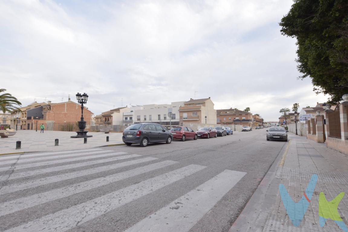 ¿Estas pensando en hacerte una vivienda? ¿Es importante la ubicación y orientación? Tenemos la parcela perfecta, situada en el centro de Rafelbunyol, orientada a dos calles y muy cerca de la parada del metro, L3, del centro de salud y de todas las tiendas, bancos y supermercados. Saca el arquitecto que llevas dentro y haznos conocedores de tu proyecto para convertirlo en realidad. De los 410m2 de la parcela total, hay posibilidad de segregación en parcelas desde 7m de fachada y 20m2 de profundidad a 725EUR/m2. Ideal para construirte una casa distribuida en semisótano, planta baja, piso 1º y ático con terraza. Tendrás espacio para todo, incluso con patio o corral central y vivirás en una zona de casas unifamiliares, muy tranquila y a la vez cerca de todos los servicios. La doble orientación te permitirá tener entrada a la vivienda propiamente dicha y al garaje o patio, además de ventilación y corriente cruzada. Tu elijes que estilo de vida quieres. Rafelbunyol está de moda, a 25 minutos de la capital, bien comunicado para acceder al by-pass, aeropuerto y la feria. Los pueblos más próximos son La pobla de Farnals, El Puig y Massamagrell. La playa está a 5km, concretamente en La Pobla. ¿Hablamos? Llámanos y encantados hacemos nuestro tu proyecto y diseño de casa. ¿Te gustaría enterarte en primicia de nuestros inmuebles en alquiler y venta? En VIVEKU.ES los publicamos con unos días de antelación.Contamos con 30 años de experiencia acreditada y nuestro objetivo es garantizarle un servicio de compra humano, ético, de calidad, fácil y seguro. Nuestro equipo lo integran agentes con la titulación AIR (Agente Inmobiliario Registrado) y Agentes Certificadores de la categoría Premium en certificación de inmuebles y debidamente registrados en el Registro de Agentes de Intermediación de la CV (RAICV 0743). Consulte en nuestras reseñas de Google lo que opinan los clientes que ya han trabajado con nosotros.El precio NO incluye: Impuestos, gastos de Notaría, registro y honorarios de inmobiliaria.  