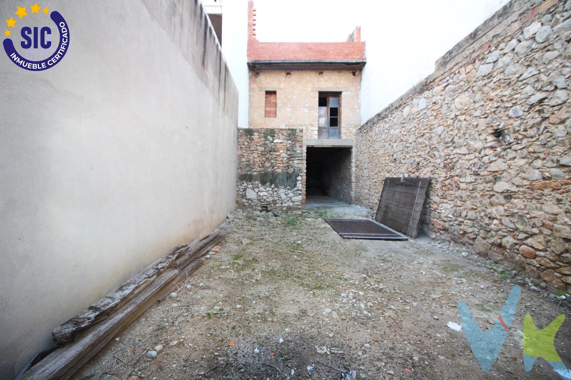 Se vende patio solar  cerrado con paredes y casa de dos alturas sin terminar y a reformar. Tiene acceso por dos calles, una puerta por Ramón y cajal para acceder al patio y otra por Pintor Sorrolla para acceder a la casa.  Ideal para construir tu hogar en un entorno acogedor, céntrico y con todos los servicios que ofrece el pueblo de Oropesa.  No dejes escapar tu sueño y ven a visitar !!!!!!. Los metros útiles son aproximados. Este inmueble es en exclusiva, con lo que le facilitamos cualquier información sobre la vivienda. Por este motivo, solicitamos no molesten al propietario, ocupantes de la propiedad, vecinos o conserje de la comunidad. . Muchas gracias por su comprensión. El precio indicado puede sufrir variaciones. En todos los casos los precios expuestos son más impuestos y gastos derivados de la transmisión del inmueble.