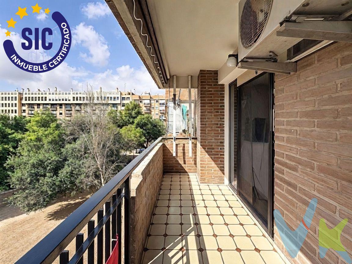 149 m² por el precio de un piso de 90. Así de simple. En pleno Quatre Carreres, a un paso del nuevo Roig Arena y de la Ciudad de las Artes y las Ciencias, este piso de cuatro dormitorios en la Calle de Paco Pierrà ofrece algo que apenas vas a encontrar en la zona a este precio: espacio real, muy por encima de lo habitual en esta zona de Valencia. Con 149 m² construidos, caben cuatro dormitorios amplios, un salón-comedor luminoso con solana, cocina independiente, galería, baño completo y aseo — la superficie de una vivienda grande, al precio de una mediana. Se distribuye en vestíbulo de entrada, amplio comedor-estar con acceso a solana, cocina independiente, galería, cuatro dormitorios, baño completo y aseo. Está en cuarta planta sin ascensor — lo decimos claro desde el principio, porque el verdadero valor de este piso está justo en lo que ganas subiendo esos pisos: casi el doble de superficie que cualquier alternativa comparable de la zona, a un precio por metro cuadrado por debajo de la media. Zona en plena revalorización, a minutos a pie del Roig Arena, la Ciudad de las Artes y las Ciencias y la playa de la Malvarrosa, con todos los servicios de Quatre Carreres al alcance. Es también una oportunidad muy interesante para inversores: por su superficie y distribución, el salón permite estudiar ampliar el número de habitaciones, abriendo la puerta a un modelo de alquiler por habitaciones con una rentabilidad muy superior a la de un alquiler tradicional. 259.900€ (1.745 €/m²), por debajo de la media de pisos comparables de la zona. ¿Quieres visitarlo? Escríbenos y te lo enseñamos. VENTA:. PVP 259.900€. Gastos e impuestos no incluidos en el precio. La compra conlleva impuestos y gastos de formalización para el comprador. A título orientativo se informa que en segundas transmisiones el ITP con carácter general en Valencia es del 9%, pudiendo existir otros tipos impositivos atendiendo a las circunstancias personales del comprador u otras circunstancias previstas legalmente. Base imponible del impuesto el mayor valor entre el precio de compraventa, la tasación o el valor de referencia catastral. En cuanto a los gastos de notaría y registro, en su caso, suelen oscilar aprox. entre 1,5% y 2,5% (aranceles variables según precio, n.º de copias y complejidad). El comprador elige notario. Si el comprador precisase de hipoteca: tasación, condiciones y costes bancarios serán según entidad elegida por el comprador, así como los gastos de gestoría, y cualesquiera otros gastos inherentes a la formalización de la compraventa que legalmente correspondan a la parte compradora, salvo pacto expreso en contrario con el vendedor. El consumidor tiene, conforme a la normativa vigente, a su disposición información y documentación adicional relativa al inmueble y condiciones de la compraventa, que podrá ser consultada en C/Joaquín Costa 4, bajo 46005 Valencia o urbe2@remax.es. Honorarios de mediación inmobiliaria a cargo del COMPRADOR: (3% del precio final de venta más IVA (21%), salvo otro pacto.); y de VENDEDOR (según acuerdo con el mismo). Se informa al consumidor que la agencia actúa como intermediaria inmobiliaria en la operación, estando cualquier eventual compraventa y sus condiciones sujeta a la aceptación expresa del propietario-vendedor y a la posterior formalización del correspondiente contrato.