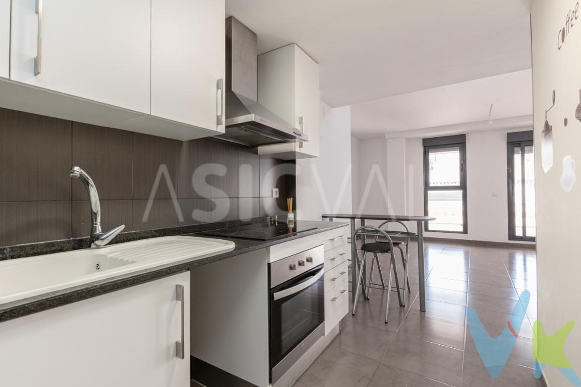 ¡AMPLIO Y LUMINOSO PISO CON TERRAZA EN ALDAIA! Ubicado en el centro de Aldaia, rodeado de todos los servicios necesarios. DISTRIBUCION: Superficie construida: 74 m² - Año de construcción: 2010 - 2 habitaciones dobles CON armarios empotrados1 baño completo con duchasalón comedor amplio, diáfano con salida a porche + terrazacocina americana abierta a salón🔹 Características destacadas:FINCA del 2010 CON ascensorsuelo de gresventanas climalitEspacios amplios y luminosos gracias a su orientación y grandes ventanales.Gran terraza privada de 70mts² aprox.Aire acondicionado por conductos LA VIVIENDA, EN FINCA DEL 2010 CON ASCENSOR, ES AMPLIA, CÓMODA Y MUY LUMINOSA. CUENTA CON AMBIENTES AMPLIOS Y MUY LUMINOSOS Y ESPACIOSOS. LOS IMPUESTOS, GASTOS DE NOTARÍA, REGISTRO Y GASTOS DE AGENCIA NO ESTÁN INCLUIDOS EN EL PRECIO DE VENTA. 