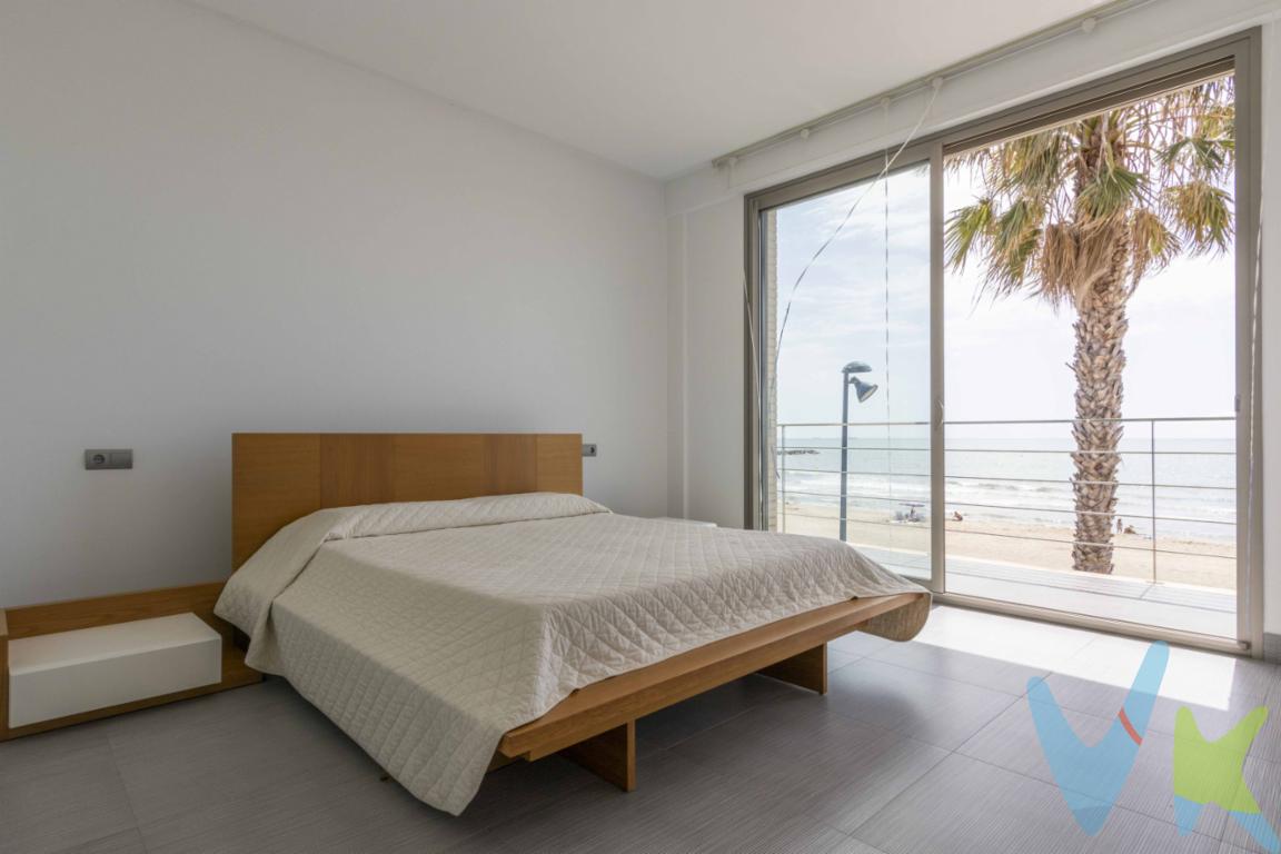  Casa de Autopromoción con Excelentes Calidades en Primera Línea de la PlayaLes presentamos esta maravillosa oportunidad de adquirir una casa en la Playa de Puçol, una localidad excelente y con encanto . Esta propiedad de 4 habitaciones dobles está lista para convertirse en su nuevo hogar. La casa, construída en 2006, dispone de una superficie útil de 128 metros cuadrados y 161 metros cuadrados construidos, lo que garantiza un espacio amplio y confortable para todos los miembros de la familia.Ubicada en un entorno privilegiado, esta vivienda destaca por sus vistas despejadas y espectaculares al mar, que pueden disfrutarse desde diversos puntos de la casa. La terraza trasera de unos 36m amplia y acogedora, permite organizar reuniones y disfrutar del aire libre en un entorno tranquilo y natural. Además tiene un patio de luces de 5m2 en el centro de la propiedad para oprtar mayor luminosidad y ventilación de la vivienda. Y en la parte delantera, en primera línea de Playa podemos disfrutar de otra terraza de unos 16m2, y disfrutarla haciendo lo que más te guste mientras ves y escuchas el mar.El interior de la casa no decepciona. Las cuatro habitaciones están diseñadas para ofrecer comodidad y privacidad. Gracias a su distribución y amplia superficie, cualquier familia encontrará en estas estancias el lugar perfecto para el descanso y la tranquilidad. La luminosidad natural fluye a través de todas las habitaciones, creando un ambiente cálido y acogedor.Uno de los puntos fuertes de esta propiedad es su balcón de 6m2 saliendo de la habitación principal, un espacio perfecto para relajarse mientras se disfruta del entorno y de las vistas excepcionales. Desde él, las vistas al mar convierten cada amanecer y atardecer en un espectáculo digno de admirar.La casa también cuenta con diversas áreas de almacenamiento que aseguran un entorno despejado y organizado, algo fundamental para mantener el hogar en perfectas condiciones. La calidad de los materiales empleados en la construcción es evidente en cada rincón, lo cual se traduce en durabilidad y confort.Otro de los grandes atractivos de esta propiedad es la versatilidad que ofrece. La distribución de las habitaciones y espacios permite adaptar la casa a diferentes necesidades, ya sea para el trabajo desde casa, ocio o estudios. Esto convierte a esta vivienda en una opción muy atractiva para aquellas familias que buscan un hogar flexible y con posibilidades de personalización.Además, la ubicación en Puçol añade un valor incalculable. La tranquilidad del vecindario, combinada con la proximidad al mar y los servicios esenciales, proporciona una calidad de vida envidiable. La posibilidad de disfrutar de paseos en la playa y actividades al aire libre incrementará sin duda su bienestar y el de su familia.En resumen, esta magnífica casa en Puçol ofrece una combinación perfecta de espacio, comodidad y vistas envidiables.  No pierda la oportunidad de visitar esta joya inmobiliaria y descubrir todas las ventajas que ofrece. Agende su visita hoy mismo y enamórese de su nuevo hogar.No te lo pienses y ven a verla..!!! 