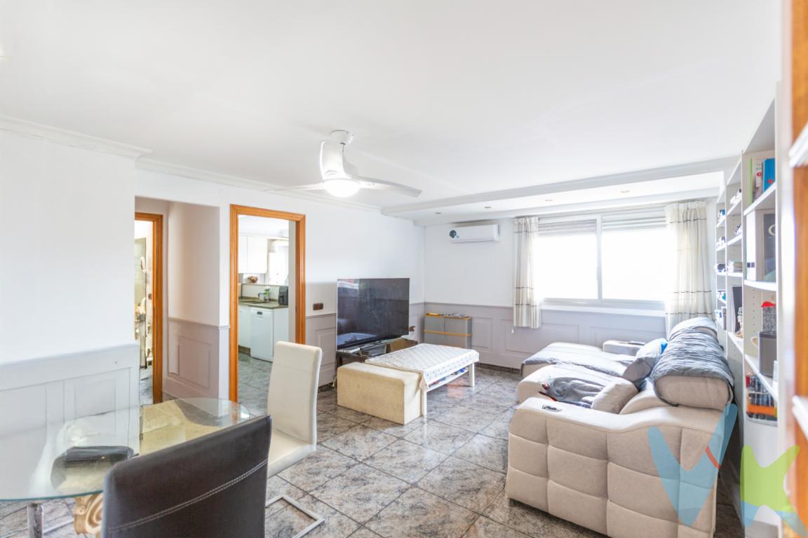  Presentamos un magnífico piso en venta ubicado en una de las zonas más demandadas de Valencia. Este espacioso inmueble, situado en la tercera planta de un edificio construido en 1975, ofrece una cómoda y funcional distribución, ideal para satisfacer las necesidades de cualquier familia.Con un total de 131 metros cuadrados construidos y 110 metros cuadrados útiles, esta vivienda destaca por su amplitud y luminosidad. Cuenta con cuatro habitaciones amplias, perfectas para acomodar a todos los miembros del hogar o para destinar una de ellas como oficina o espacio de estudio. Las habitaciones son espaciosas, bien iluminadas y ofrecen múltiples posibilidades en cuanto a decoración y aprovechamiento del espacio.El salón-comedor, principal área de convivencia, se beneficia de una excelente entrada de luz natural gracias a su orientacion hacia el Oeste, lo que hace que entre una gran luz natural durante gran parte del dia, con una espectacular vista despejada que deja disfrutar de la puesta de sol.La cocina, totalmente equipada, ha sido diseñada para optimizar el espacio y la funcionalidad. Un lugar idóneo para los amantes de la cocina. A su vez, cuenta con una zona de lavadero que  proporcionando así total comodidad para los residentes.En términos de ubicación, este piso se beneficia de su cercanía a una amplia variedad de servicios y comodidades. La proximidad a líneas de metro y autobús garantiza una excelente conexión con el resto de la ciudad, facilitando así los desplazamientos diarios. Las opciones de transporte público de autobus y metro en la zona permiten llegar rápidamente a cualquier punto de Valencia, ya sea por motivos de trabajo o de ocio.El barrio ofrece una amplia gama de sercicios cerca como supermercados, farmacia, centro de ambulatorio parques..... . Las áreas verdes cercanas son perfectas para quienes gustan de hacer ejercicio al aire libre o simplemente disfrutar de un paseo relajante.Este inmueble representa una oportunidad única para quienes buscan establecerse en Valencia, combinando espacio, comodidad y una ubicación estratégica, tan solo a 1 minuto de la entrada de Valencia, a 3 minutos de palacio de congresos de Valencia y a 3 minutos del hospital Imet. Las características de este piso lo convierten en una opción atractiva tanto para familias numerosas como para aquellos que deseen tener suficiente espacio para trabajar desde casa.Sólida elección para quienes valoran la buena distribución y el potencial de personalización de los espacios. Invertir en este piso es apostar por calidad de vida, sin renunciar a todas las ventajas que ofrece vivir en una gran ciudad. Ofreciendo características que difícilmente se encuentran reunidas en un solo lugar, te invitamos a visitar esta propiedad para que descubras por ti mismo todo lo que puede ofrecerte.No pierdas la oportunidad de conocer este magnífico piso en Valencia. Una visita basta para apreciar el potencial y el confort que esta vivienda proporcionará a sus nuevos propietarios. Te esperamos para mostrarte tu próximo hogar._______________ La comercialización del presente inmueble se realiza en régimen de exclusiva, garantizando a la propiedad una gestión profesional, coordinada y sin interferencias externas. Trabajamos bajo el modelo de exclusiva compartida, colaborando activamente con otras agencias y profesionales que representen a posibles compradores o arrendatarios, con el objetivo de maximizar la difusión y las oportunidades de cierre.Por respeto a la propiedad y a sus ocupantes, se ruega no molestar directamente a propietarios o inquilinos. Para cualquier información adicional, concertar visita o plantear colaboración profesional, deberán dirigirse exclusivamente a nuestra oficina.La información contenida en este anuncio (incluyendo superficies, distribución, características, imágenes, planos y precios) tiene carácter meramente informativo y orientativo, no contractual, pudiendo estar sujeta a modificaciones, errores u omisiones sin previo aviso. Las superficies indicadas son aproximadas y no tienen carácter vinculante.El precio publicado no incluye impuestos ni gastos derivados de la operación (ITP, IVA, AJD, notaría, registro, gestoría u otros que legalmente correspondan).En caso de compraventa, los honorarios de intermediación inmobiliaria no están incluidos en el precio y serán satisfechos por la parte compradora de forma independiente, salvo pacto distinto.En caso de arrendamiento, la renta indicada no incluye suministros ni otros gastos repercutibles salvo indicación expresa en el anuncio. Las condiciones económicas y jurídicas definitivas se establecerán en el correspondiente contrato conforme a la normativa vigente. Los honorarios profesionales se aplicarán conforme a la legislación en vigor en el momento de la formalización del contrato.La propiedad podrá ser retirada del mercado o modificada en sus condiciones sin previo aviso, estando la oferta sujeta a disponibilidad. 
