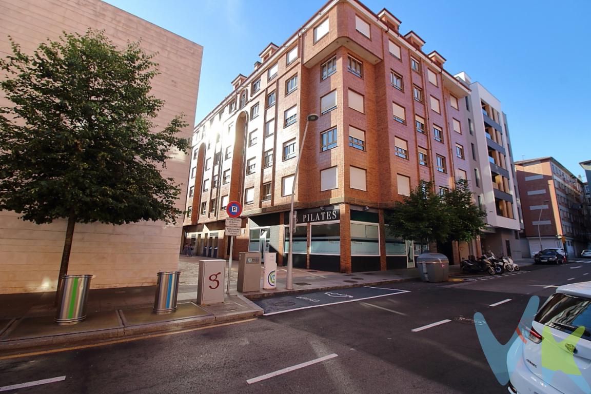 Si buscas un hogar que combine espacio, luminosidad y una ubicación privilegiada, has encontrado tu próxima propiedad. Presentamos esta exclusiva vivienda de 103 metros cuadrados, situada en una de las zonas de mayor demanda y crecimiento de la ciudad: la Avenida del Llano. Un inmueble que destaca no solo por sus dimensiones si no por su ubicación.Descripción:¿Buscas espacio, luz y la mejor ubicación? Esta vivienda de 103 m² es lo que necesitas.? 3 dormitorios dobles amplio? Gran salón comedor con mucha luz y techos de altura? 2 baños completos de calidad? Edificio de primeras calidades.Conexión Urbana: Con todos los accesos a las principales avenidas y, lo más importante, a un paso del centro de la ciudad, permitiéndote disfrutar de la vida urbana sin renunciar a la tranquilidad.Comodidad Diaria: A escasos minutos del Centro Comercial Los Fresnos, donde encontrarás tiendas, supermercados, cines y restauración.Naturaleza y Ocio: A pasos del emblemático Parque de los Pericones y rodeado de jardines y zonas verdes ideales para el deporte o el paseo.Este edificio, de altas calidades, no solo ofrece una vivienda excepcional, sino un entorno vital inmejorable. Ubicado en pleno corazón de la avenida, disfrutarás de una zona repleta de servicios:No dejes pasar esta oportunidad. En un mercado donde la demanda supera la oferta, esta vivienda se posiciona como una joya. ¡Ven a verla y enamórate de tu nuevo hogar!Gastos e impuestos no incluidos en el precio. En segundas transmisiones, el comprador abona el ITP (porcentajes en Asturias: https://sede.tributasenasturias.es/sites/sede/default/es_ES/Que-quieres-hacer/Transmisiones-Patrimoniales-y-AJD), calculado sobre el mayor valor entre precio, tasación o valor de referencia catastral. Notaría y registro según aranceles variables; el comprador elige notario. El vendedor asume la plusvalía municipal; el resto de gastos (incluida hipoteca: tasación, costes bancarios, gestoría y formalización) son del comprador.Honorarios: intermediación a cargo del vendedor; mediación a cargo del comprador del 2% + IVA, mínimo 2.000  + IVA.El consumidor puede solicitar información y documentación adicional en la sede física o por correo electrónico de la Agencia (contacto en la web). La agencia actúa solo como intermediaria; toda compraventa queda sujeta a la aceptación expresa del vendedor y a la formalización del contrato. Anuncio meramente informativo: los datos corresponden a la fecha de publicación y pueden variar por actualizaciones legales, contractuales o fiscales.  