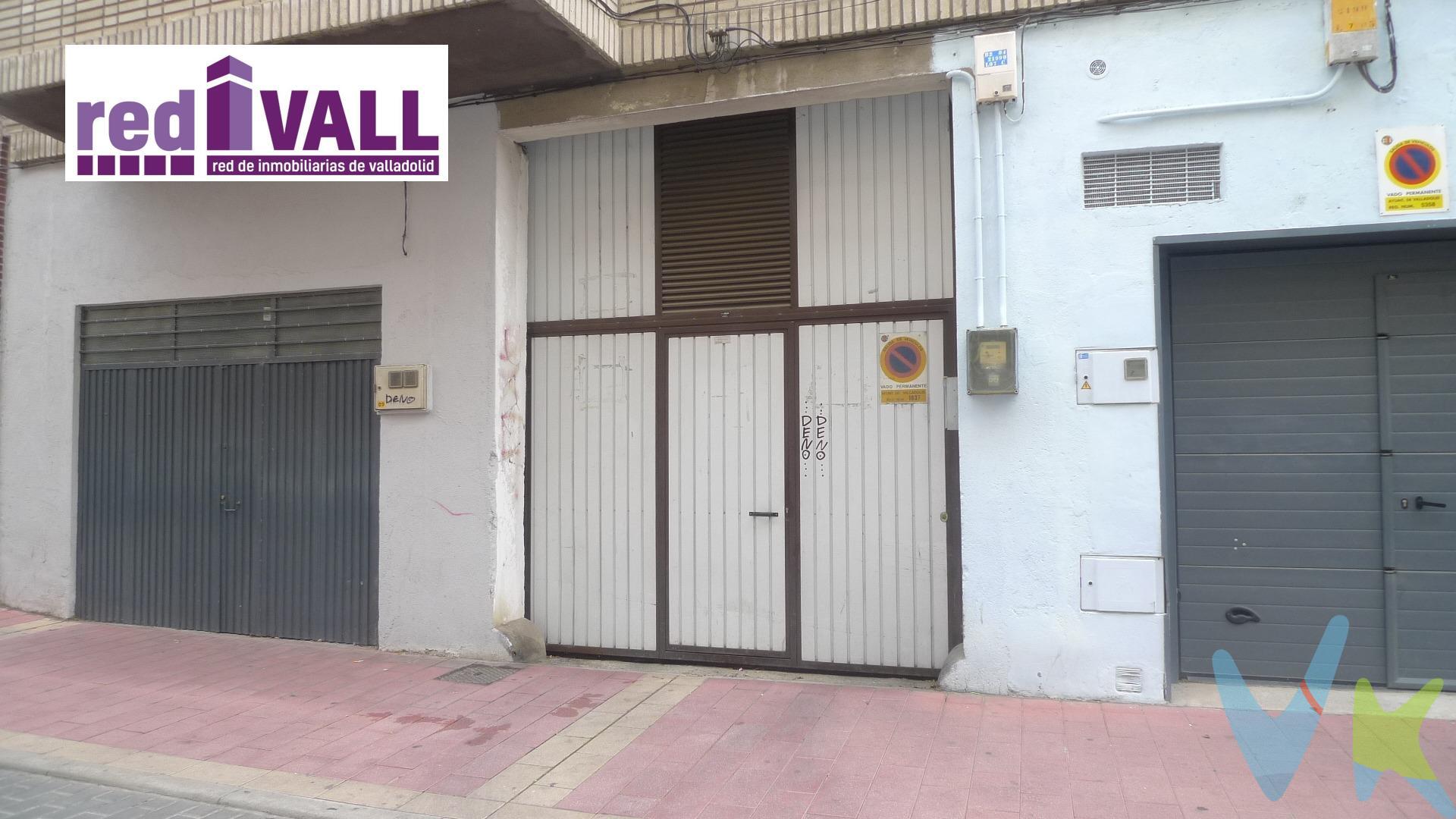 Se vende plaza de garaje junto a Calle Canarias. Plaza para coche pequeño o sino para dos motos. Primer sótano, rampa de fácil acceso. Puerta automática con mando. ¡¡¡ Sólo 6.000 !!!