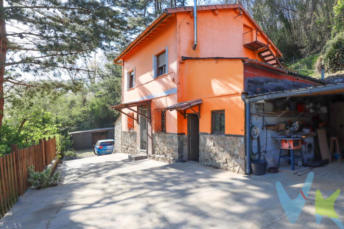 A tan solo 15 minutos de Oviedo, en la tranquila zona de Llaneza, se encuentra esta preciosa casa independiente, con amplia terraza y finca, lista para entrar a vivir. Una opción ideal para quienes desean disfrutar de la naturaleza, la privacidad y, al mismo tiempo, mantener una excelente conexión con la ciudad. Sin duda, una propiedad que destaca como una oportunidad única en el mercado actual.La ubicación es uno de sus grandes atractivos: en apenas 15 minutos en coche se accede al centro de Oviedo y en unos 30 minutos a Gijón. Además, la cercanía a paradas de tren y autobús urbano (TUA) facilita enormemente los desplazamientos diarios, aportando comodidad y rapidez en el día a día.La vivienda ofrece una distribución cómoda y funcional, con espacios luminosos y bien aprovechados. Se distribuye en dos plantas y cuenta con 3 dormitorios, 2 baños, un amplio salón con chimenea y una cocina totalmente amueblada. Dispone también de una zona de lavado independiente y varios cuartos de aperos que aportan un excelente espacio de almacenaje.La casa se encuentra dentro de su propia finca, un entorno perfecto para disfrutar del aire libre, crear un jardín, un huerto o una agradable zona de ocio.Entre sus principales características destacan el entorno tranquilo en el que se ubica, su cercanía a la ciudad y su excelente orientación, que garantiza luminosidad durante todo el día y permite disfrutar al máximo de sus amplias zonas exteriores, tanto terrazas como finca.No incluidos en el precio: ITP, notaría y registro. Los  honorarios de la agencia inmobiliaria son asumidos íntegramente por la parte vendedora, no suponiendo coste alguno para el comprador. El consumidor tiene derecho a solicitar a la agencia inmobiliaria información y documentación adicional relativa al inmueble y a las condiciones de la compraventa. Cualquier compraventa y sus condiciones quedan sujetas a la aceptación expresa del vendedor del inmueble y a la posterior formalización del correspondiente contrato.El presente anuncio tiene carácter meramente informativo y no contractual, pudiendo la información mostrada variar o actualizarse.