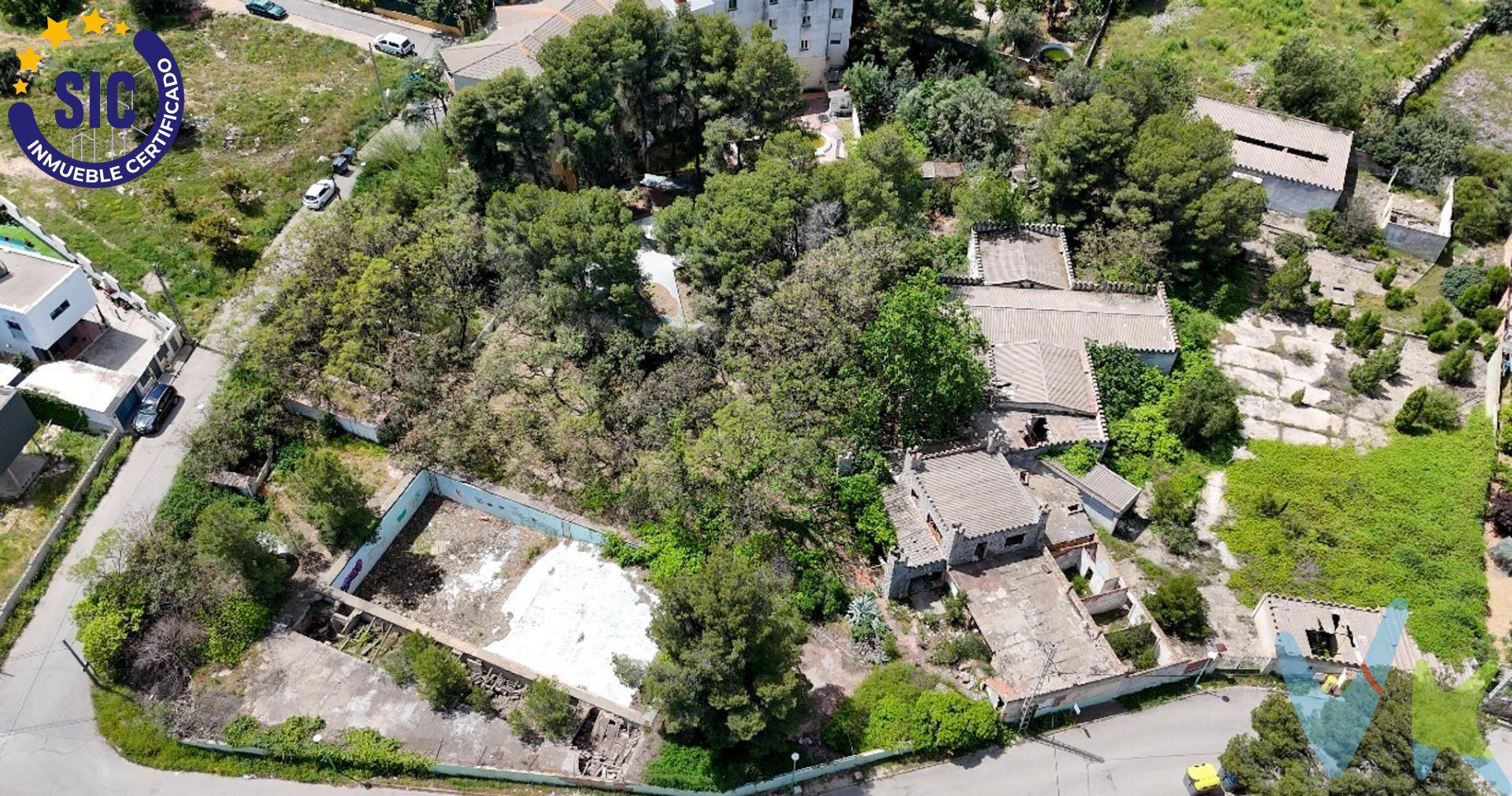 Le presento una oportunidad de inversión excepcional. Se vende un solar urbano de 6.788 m2 ubicado estratégicamente en la urbanización Las Pedrizas, concretamente en CL Diamante 25, en el término municipal de Chiva. Su proximidad a tan solo 35 minutos de Valencia capital lo convierte en un enclave muy atractivo. Este terreno resulta ideal para la construcción de adosados. Además, ofrece la interesante posibilidad de reparcelar y obtener aproximadamente 10 parcelas de 300 mª cada una, lo que amplía aún más su potencial de rentabilidad. Chiva es un municipio consolidado de la Comunidad Valenciana, perteneciente a la provincia de Valencia, con una población de 17.245 habitantes. Goza de una ubicación privilegiada, a tan solo 3,5 km al sureste de la urbanización Las Pedrizas. Si desea obtener información más detallada sobre esta inmejorable oportunidad, no dude en ponerse en contacto conmigo para resolver cualquier consulta. La descripción del presente inmueble e imágenes tienen mero carácter informativo y en ningún caso carácter contractual, pudiendo ser modificados por la inmobiliaria comercializadora sin que ello implique responsabilidad alguna frente a terceros. En el precio de venta a público, esta propiedad NO incluye los gastos de adquisición (Notario, registro, gestión, honorarios, etc…). 