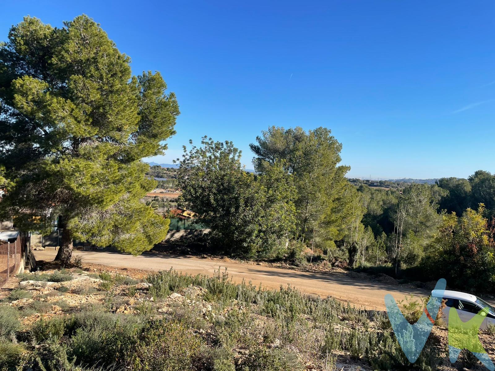 Venta de Terreno de 9.098 m² en Godelleta, Valencia. Oportunidad única de adquirir un amplio terreno de 9.098 m² en la tranquila y pintoresca localidad de Godelleta, en Valencia. Con una distribución versátil entre uso agrario y urbano y dividido en cinco referencias catastrales. Este terreno ofrece infinitas posibilidades para inversores, agricultores lo que lo hace ideal para múltiples proyectos. Distribución del Terreno:.  4.788 m² destinados a uso agrario, ideales para cultivos, huertos, viñedos o cualquier actividad agrícola sostenible.  4.310 m² de uso urbano, no está urbanizado. Pendiente de desarrollar, por lo que no es apto para edificar hasta que se efectúen las obras de urbanización. Características Destacadas:.  Cinco referencias catastrales, que facilitan la gestión de proyectos independientes o combinados según necesidades.  Ubicación estratégica: a solo 25 minutos de Valencia capital, con acceso rápido a carreteras principales y servicios urbanos.  Entorno natural y tranquilo: un lugar ideal para disfrutar de la paz del campo sin renunciar a la cercanía de la ciudad.  Versatilidad de usos: perfecto tanto para actividades agrícolas como para desarrollos mixtos.  4.310 m² de suelo urbano pendiente de desarrollar, por lo que no es apto para edificar hasta que se efectúen las obras de urbanización. Ideal para inversiones a medio/largo plazo. Ventajas Adicionales:.  Amplias posibilidades para personalizar y adaptar el terreno a tus necesidades.  Zona con clima mediterráneo y gran calidad de vida, ideal para proyectos sostenibles. Contáctanos hoy mismo para más información, conocer detalles de las referencias catastrales o concertar una visita al terreno. La descripción del presente inmueble e imágenes tienen mero carácter informativo y en ningún caso carácter contractual, pudiendo ser modificados por la inmobiliaria comercializadora sin que ello implique responsabilidad alguna frente a terceros. En el precio de venta a público, esta propiedad NO incluye los gastos de adquisición (Notario, registro, gestión, honorarios, etc…).