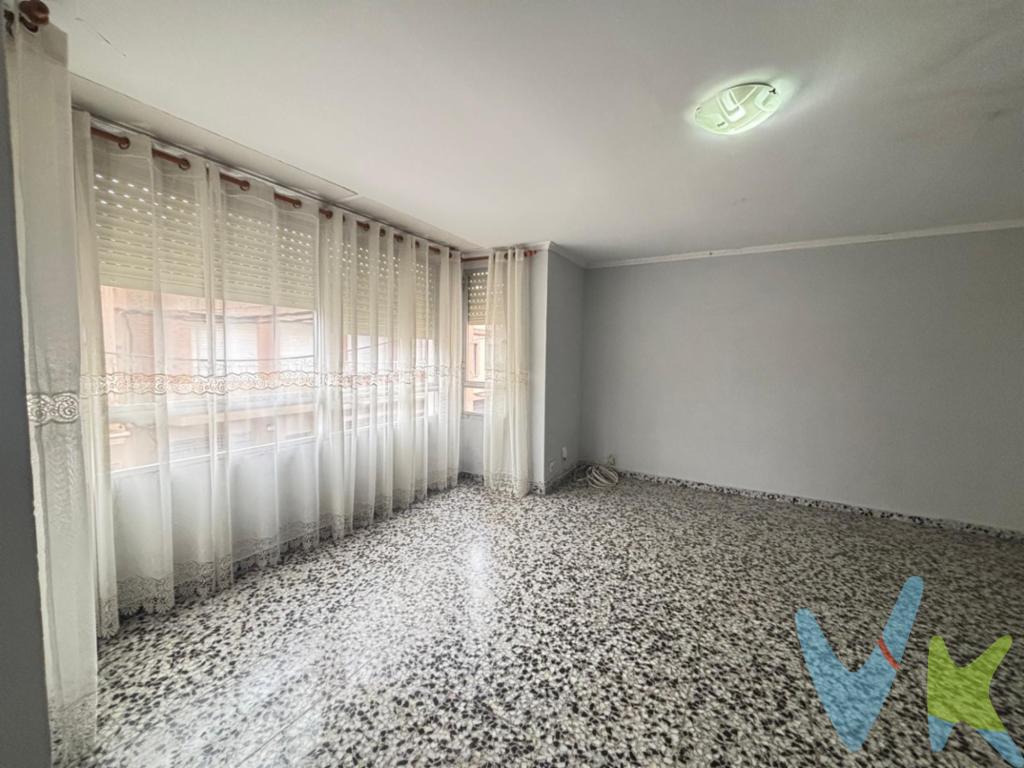 Racasa Torres de Quart te presenta esta casa de dos plantas con un gran potencial. La vivienda se distribuye en 2 plantas, la planta baja cuenta con la galería, un garaje con capacidad para 2-3 coches, el lavadero y un baño.En la Primera planta se encuentra gran salón-comedor, 3 amplias y luminosas habitaciones, cocina office, un baño y galería.Además cuenta con una terraza arriba que permite disfrutar del espacio extra en el exterior.No dudes en contactar con nosotros para más información y para concretar una visita. Este anuncio en su conjunto, incluyendo textos, fotos, imágenes o cualquier otro contenido del mismo, no es vinculante dado que la información es ofrecida por terceros y puede contener errores. Se muestra a título informativo y no contractual.Número de Registro de Agentes de Intermediación Inmobiliaria de la Comunidad Valenciana: RAICV-1405.   