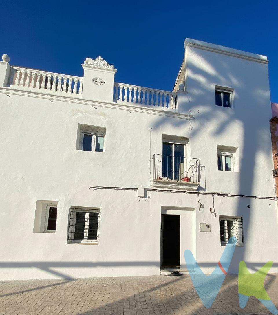 Descubre esta propiedad única en el corazón de La Vila, Alzira, ideal para inversores. La vivienda se distribuye en dos estudios independientes con accesos separados:. Estudio Inferior: Completamente reformado, listo para alquilar o habitar. Estudio Superior: En fase de reforma al 50%. Con una inversión adicional aproximada de 30.000 €, estará listo para generar rentabilidad. Ventajas Clave:. Precio Competitivo: Por 120.000 €, obtienes dos estudios independientes. Alta Rentabilidad: Ambos estudios pueden alquilarse por separado, maximizando tus ingresos. Ubicación Inmejorable: En un entorno de zonas verdes, sin construcción futura, cerca de la estación, los juzgados, la Casa Cuartel y el Ayuntamiento. Una oportunidad única para inversores que buscan un proyecto con alto potencial de rentabilidad en una zona con historia y encanto. Precio: 120.000 €. No pierdas la oportunidad de visitarlo. Estamos en Calle Joaquín Costa, 4. Valencia. La información de este anuncio se muestra únicamente a título informativo, no es contractual y no es vinculante. El precio que se muestra es únicamente el precio del inmueble y no incluye otros gastos de Compraventa o Arrendamiento.
