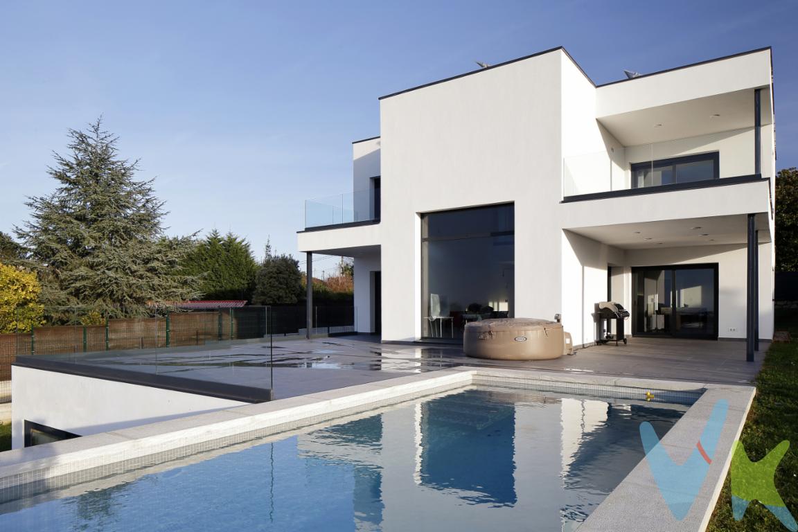 Se vende espectacular casa independiente en la prestigiosa zona de Cabueñes, Gijón. Este inmueble constituye una oportunidad única para aquellos que buscan un hogar excepcional en una ubicación privilegiada, combinando modernidad y confort en cada rincón.Esta magnífica casa fue construida en el año 2021, por lo que su estado es prácticamente a estrenar, con una calificación  energetica A. La vivienda dispone de un total de 273 metros construidos, de los cuales 134 son útiles, distribuidos inteligentemente para el máximo aprovechamiento del espacio. Consta de tres amplias habitaciones, con armarios empotrados y vestidores y todas ellas con baños completamente equipados y terrazas independientes.Una de las características destacadas de esta propiedad son las vistas, en donde podra ver la ciudad de Gijón en todo su esplendor,  La Laboral y el mar. Delante de la casa se encuentra el jardin y  un amplísimo porche con una piscina climatizada de agua salada en la que podrá disfrutar de los días soleados en plena tranquilidad. La zona exterior invita al relax y a pasar momentos inolvidables con la familia o amigos. Para aquellos que necesitan un extra de espacio, la casa incluye un trastero que resulta perfecto para mantener todos los objetos perfectamente organizados y fuera de la vista. Tambien tendra un espacio ideal para montar su gimnasio en donde tiene otro baño completo, al lado del jardin.La propiedad está vacia de mobiliario, pero la cocina esta equipada con electrodomésticos de alta gama y diseño.Su situación en Gijón, en la zona de Cabueñes, es inmejorable, con vistas al mar que aportan una sensación de calma única. Tiene fácil acceso a servicios de transporte público, con una parada de autobús cercana para sus desplazamientos diarios. Además, cuenta con conexión a alcantarillado, lo que minimiza cualquier preocupación futura relacionada con la gestión de residuos.La combinación de todas estas características hace de esta casa una oferta irresistible para cualquiera que busque comprar una vivienda en Gijón. Cada elemento de la propiedad ha sido pensado para proporcionar la máxima comodidad y calidad de vida, desde la amplitud de los espacios hasta la modernidad de las instalaciones. No deje pasar esta oportunidad de adquirir una casa de ensueño y unica en una de las mejores zonas de Gijón. Le invitamos a que visite la propiedad para que pueda comprobar por sí mismo todo lo que le hemos descrito y más. Las imágenes y palabras no le hacen justicia a la belleza y funcionalidad de esta vivienda. Organice una visita y déjese sorprender por todo lo que esta casa tiene para ofrecerle.Estamos seguros de que una vez la vea, no querrá dejar pasar esta oportunidad única. ¡Esperamos su llamada para agendar una visita y ayudarle a hacer realidad el sueño de vivir en esta espectacular casa independiente en Cabueñes, Gijón!En el precio del inmueble no se incluyen los gastos de Notaría, Registro e Impuestos asociados a la operación.