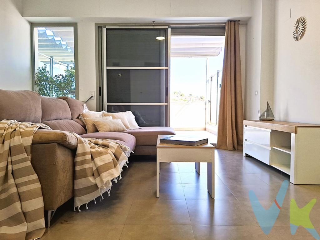  Presentamos un magnífico piso en venta, situado en la hermosa localidad de Oropesa del Mar, específicamente en la prestigiosa zona de  Torre Bellver. Este excepcional apartamento ofrece una distribución funcional y un diseño cuidadosamente planeado que maximiza el confort y la practicidad en un entorno incomparable.Con 69.95 metros cuadrados útiles y un total de 86.29 metros construidos, este piso está diseñado para satisfacer todas las necesidades contemporáneas. Sus dos habitaciones proporcionan un espacio adecuado para el descanso y la intimidad, adecuándose a las expectativas tanto de familias pequeñas como de parejas que buscan un refugio tranquilo.Sus dos baños y el aseo, modernos y bien equipados, son un ejemplo de eficiencia y diseño. Cada detalle en ellos ha sido pensado para ofrecer confort y funcionalidad.La cocina es otro de los puntos fuertes de esta propiedad, entregándose amueblada y equipada con electrodomésticos modernos. Este espacio está diseñado para inspirar a los amantes de la gastronomía, proporcionando todo lo necesario para explorar su creatividad culinaria.Destacan sus dos terrazas , una a nivel del salón-comedor y la otra a nivel de los dormitorios, desde las que disfrutar de las vistas, del sol y del espacio al aire libre. Ubicado en un edificio contemporáneo, el piso también cuenta con la comodidad de un ascensor, facilitando el acceso y ofreciendo comodidad. Además, para disfrutar de los días soleados y las cálidas noches mediterráneas, la propiedad ofrece una espléndida piscina comunitaria, haciendo de este lugar un pequeño oasis de relajación y ocio.Para su confort, el apartamento cuenta con aire acondicionado frío/calor por conductos. En el sótano tiene una plaza de aparcamiento para moto.Por si fuera poco, el entorno se complementa con una encantadora zona ajardinada, un rincón verde donde podrá desconectar y disfrutar de la naturaleza sin salir de casa. Este espacio es ideal para pasear, leer un buen libro o simplemente disfrutar de un momento de paz y serenidad rodeado de belleza paisajística.Mención especial merece la localización de la vivienda, en una de las áreas más demandadas de Oropesa del Mar. A un paso de las maravillosas playas y con fácil acceso a una amplia gama de servicios, actividades de ocio y gastronomía, vivir aquí combina lo mejor del mar con la comodidad de la vida urbana.Este inmueble es una oportunidad única para aquellos que valoran tanto el estilo de vida mediterráneo como las comodidades de un hogar moderno y bien equipado. No pierda la oportunidad de visitar esta maravillosa propiedad y descubrir por sí mismo todo lo que tiene para ofrecer.Le invitamos a concertar una visita sin compromiso, donde podrá experimentar en primera persona el atractivo y el encanto de este fantástico piso. Estamos seguros de que quedará encantado con cada detalle que este hogar tiene para ofrecerle. Será un placer recibirle y guiarle en un recorrido por este diamante del Mediterráneo, donde estamos seguros de que encontrará su próximo hogar.Posibilidad de financiación hasta el 100%, pregúntenos y le haremos un estudio gratuito.Gastos, impuestos y honorarios de la inmobiliaria no incluidos en el precio. 