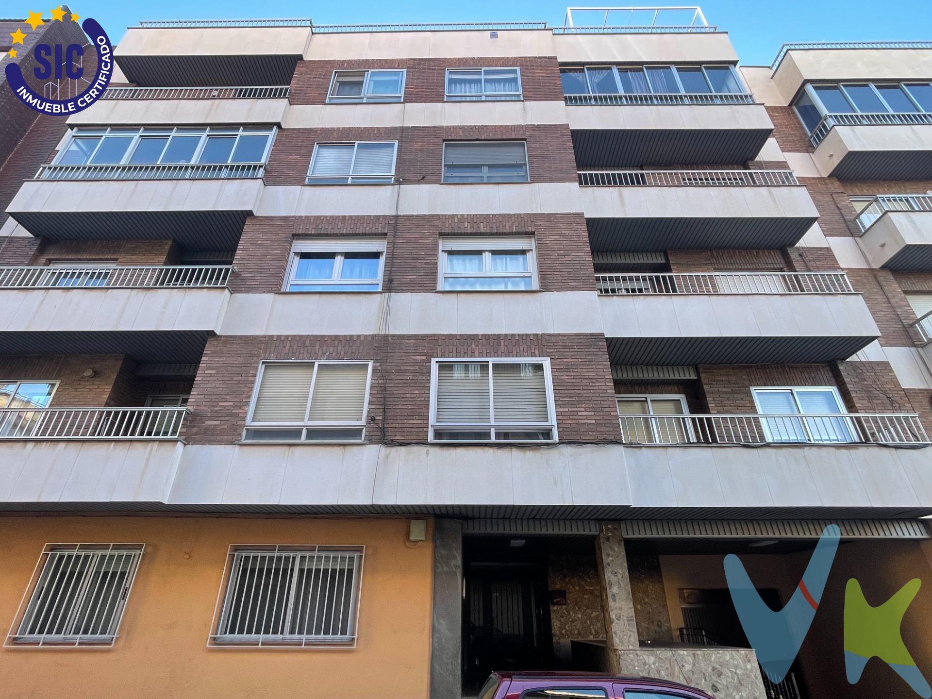 Hay viviendas que simplemente visitas… y otras que, nada más cruzar la puerta, te hacen sentir que perteneces a ellas. Este piso en Utiel tiene esa magia especial: la de convertirse en hogar desde el primer instante. Situado en la calle Estación, a escasos metros de la estación de tren, disfrutarás de la comodidad de tener todos los servicios y conexiones a tu alcance, sin renunciar a la tranquilidad de un barrio consolidado. Aquí, el día a día fluye con calma: paseos, comercios cercanos, la facilidad de. moverte sin complicaciones… calidad de vida real. El edificio, construido en 1979, transmite solidez y carácter gracias a su elegante fachada de ladrillo cara vista. La entrada de la portería es amplia y luminosa, con escaleras anchas de mármol, rampa de acceso y posibilidad de entrada directa desde el garaje interior. Además, el ascensor con acceso mediante código aporta un extra de seguridad y privacidad, un detalle que marca la diferencia. En la tercera planta te espera una vivienda de 118 m² donde todo está pensado para disfrutar del espacio. Su diseño cuadrado permite estancias amplias, bien distribuidas y muy luminosas. Nada más entrar, un gran hall recibidor estilo distribuidor te da la bienvenida y organiza la casa con. naturalidad, creando esa agradable sensación de orden y amplitud. A la izquierda, encontramos una espaciosa cocina con muebles de madera de primera calidad, cálida y funcional, acompañada de un lavadero independiente con caldera que alimenta la calefacción por radiadores, garantizando confort durante todo el año. A la derecha, el salón-comedor se abre con grandes ventanales a la fachada principal y salida al balcón, un rincón perfecto para relajarte, leer o compartir momentos especiales. La zona de descanso ofrece tres habitaciones dobles y una estancia adicional tipo despacho, todas con armarios empotrados, ideales para familias, teletrabajo o invitados. Completan la vivienda un aseo y un baño completo con plato de ducha. Materiales de calidad, amplitud, luz natural, excelente ubicación y plaza de garaje incluida. Ven a conocerlo… porque cuando lo veas, sabrás que es aquí. . VENTA:. PVP 145.000€.  Gastos e impuestos no incluidos en el precio. La compra conlleva impuestos y gastos de formalización para el comprador. A título orientativo se informa que en segundas transmisiones el  ITP  con carácter general en  Valencia  es del  10%, pudiendo existir otros tipos impositivos atendiendo a  las circunstancias  personales del comprador u otras circunstancias previstas legalmente. Base imponible del impuesto el mayor valor entre el precio de compraventa, la tasación o el valor de referencia catastral. En cuanto a los gastos de  notaría y registro, en su caso,  suelen oscilar aprox; entre 1,5% y 2,5% (aranceles variables según precio, n.º de copias y complejidad). El comprador elige notario. Si el comprador precisase de  hipoteca: tasación, condiciones y costes bancarios serán según entidad elegida por el comprador, así como los gastos de gestoría, y cualesquiera otros gastos inherentes a la formalización de la compraventa que legalmente correspondan a la parte compradora, salvo pacto expreso en contrario con el vendedor. El consumidor tiene,  conforme a la normativa vigente, a su disposición información y documentación adicional relativa al inmueble y condiciones de la compraventa, que podrá ser consultada en C/Joaquín Costa 4, bajo 46005 Valencia o urbe2@remax.es. Honorarios de mediación inmobiliaria a cargo del  COMPRADOR: (3% del precio final de venta más IVA (21%), salvo otro pacto.); y  de VENDEDOR (según acuerdo con el mismo). . Se informa al consumidor que la agencia actúa como intermediaria inmobiliaria en la operación, estando cualquier eventual compraventa y sus condiciones sujeta a la aceptación expresa del propietario-vendedor y a la posterior formalización del correspondiente contrato.