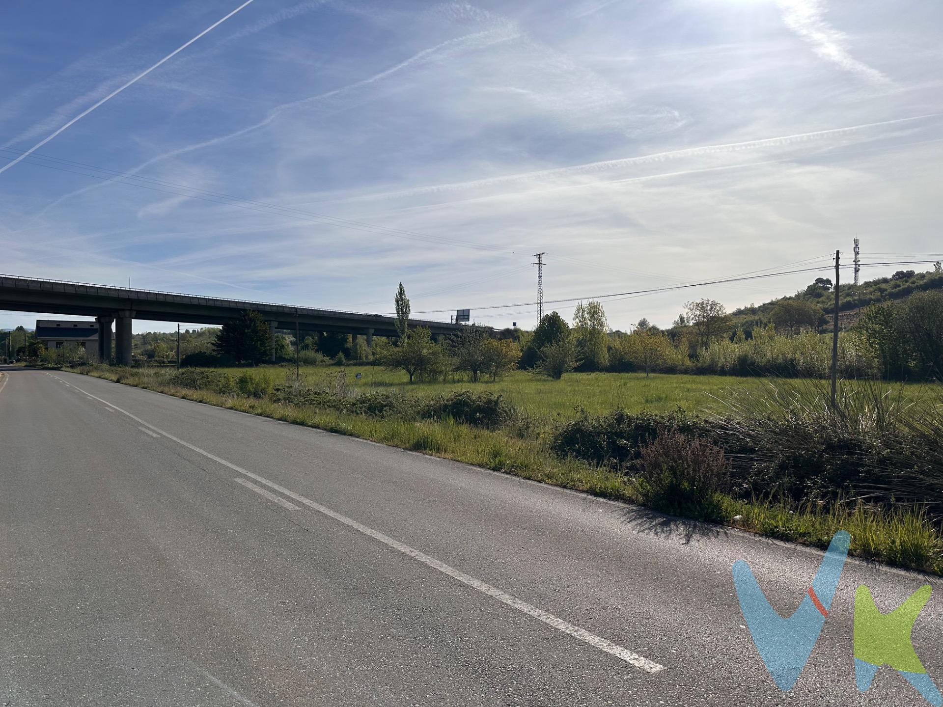 Presentamos una excelente oportunidad de inversión en la localidad de Camponaraya, específicamente en la zona tranquila y natural de La Valgoma. Este terreno rústico cuenta con una superficie total de 630 m², diferenciada en dos parcelas de 416m2 y 214m2. Ideal para aquellos que buscan un espacio donde desarrollar proyectos agrícolas o construir su refugio rural. Su ubicación es estratégica, ya que se encuentra a tan solo 500 metros del acceso a la Autovía A-6, lo cual facilita las comunicaciones y el desplazamiento hacia otras localidades cercanas. 