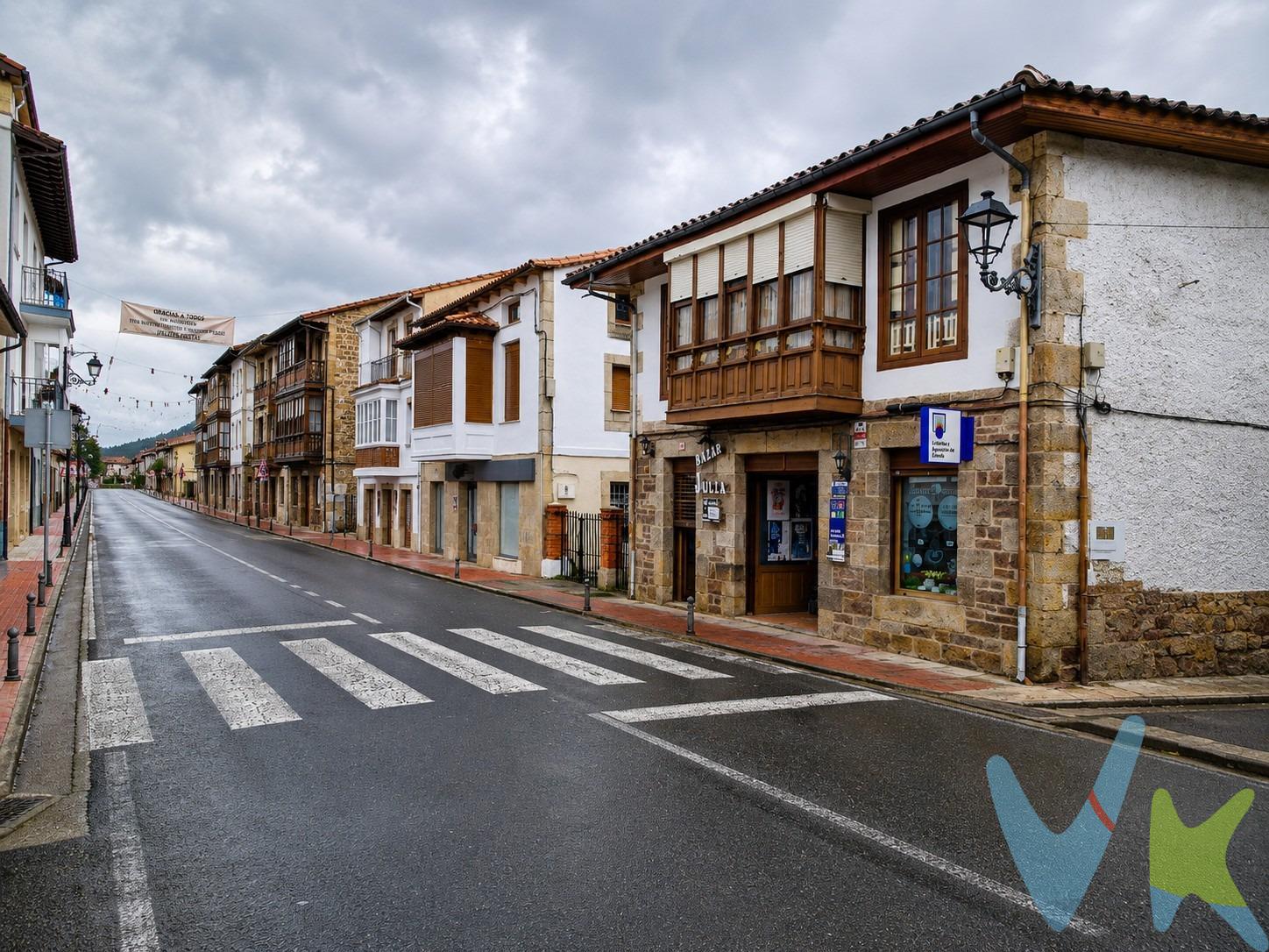 Céntrico local ubicado en la principal calle de Molledo. Una oportunidad para desarrollar un negocio con influencia sobre una población estable de más de 2.000 habitantes, que demanda servicios de múltiples características. El local, con una superficie útil de 164 m², ocupa la totalidad de la planta baja del edificio, a pie de calle, en zona con alto tránsito peatonal y de vehículos de todos los municipios del Valle de Iguña. Actualmente sus 174 m² construidos están distribuidos en 80 m² de zona de tienda, 51 m² de almacén y un amplio cuarto de baño. Después de veinticinco años, se vende debido a cese de actividad por jubilación. El local está dedicado hasta ahora a bazar, en el que se ofrecen todo tipo de servicio (papelería, regalos, floristería-jardinería, ferretería, copistería, loterías y apuestas, etc.). Gastos de la transacción:. La compra del local está gravada por el impuesto de transmisiones patrimoniales. El adquirente se hará cargo también del coste de la escritura de compraventa y de su inscripción en el Registro de la Propiedad. 