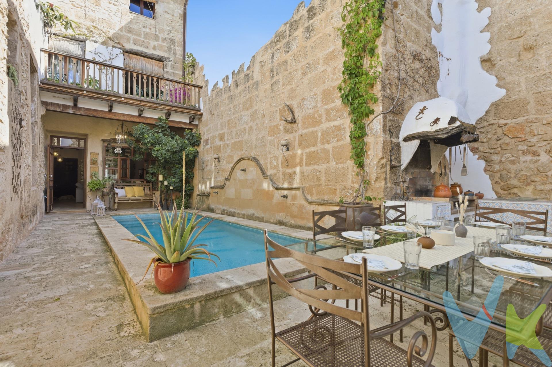 Exclusiva villa de lujo en el pueblo  en el centro histórico de Jávea, a menos de 4 km de la playa. En una de las calles con más encanto del casco histórico de Jávea se encuentra esta extraordinaria villa de lujo con piscina privada, una propiedad verdaderamente única donde la autenticidad, la elegancia y la esencia mediterránea conviven en perfecta armonía. Desde el primer instante, esta vivienda transmite una sensación difícil de explicar y aún más difícil de encontrar. La nobleza de sus materiales, los detalles originales en piedra de tosca, la luz natural que envuelve cada estancia y el impecable estado de conservación convierten esta casa en un lugar con alma propia. Con acceso principal desde Carrer Major y acceso secundario desde Ronda Sur, la propiedad se distribuye en cuatro plantas llenas de carácter, historia y rincones especiales. La planta principal ofrece un elegante vestíbulo, amplio salón, comedor, cocina independiente, lavadero con oficina en altillo, dormitorio con baño en suite y aseo de cortesía. El corazón de la vivienda es, sin duda, su maravilloso patio interior con piscina privada, un espacio íntimo y sereno donde el tiempo parece detenerse. La casa cuenta además con un segundo patio junto a la cocina, perfecto para disfrutar de las noches mediterráneas. Desde el patio principal se accede a dos apartamentos independientes para invitados, ideales también como inversión gracias a sus accesos totalmente independientes de la vivienda principal. Espacios llenos de encanto y privacidad con múltiples posibilidades para alquiler vacacional, invitados o vivienda independiente. En esta misma planta se encuentran el garaje privado, la sauna y el trastero, integrados de forma práctica sin perder la esencia elegante de la propiedad. La primera planta alberga tres dormitorios y dos baños, además de una impresionante suite principal con vestidor y baño privado. Una de las habitaciones tiene acceso a una agradable terraza descubierta desde la que se respira la tranquilidad del casco antiguo de Jávea. La planta superior ofrece un acogedor salón y zona de juegos, un rincón perfecto para compartir momentos en familia, leer, desconectar o simplemente disfrutar de la calma que transmite la vivienda. La planta semisótano está destinada a una magnífica bodega que refuerza el carácter cálido y exclusivo de esta propiedad tan especial. Hay casas bonitas y después están las que emocionan. Viviendas que no solo se visitan, sino que se sienten. Esta es una de ellas. . 