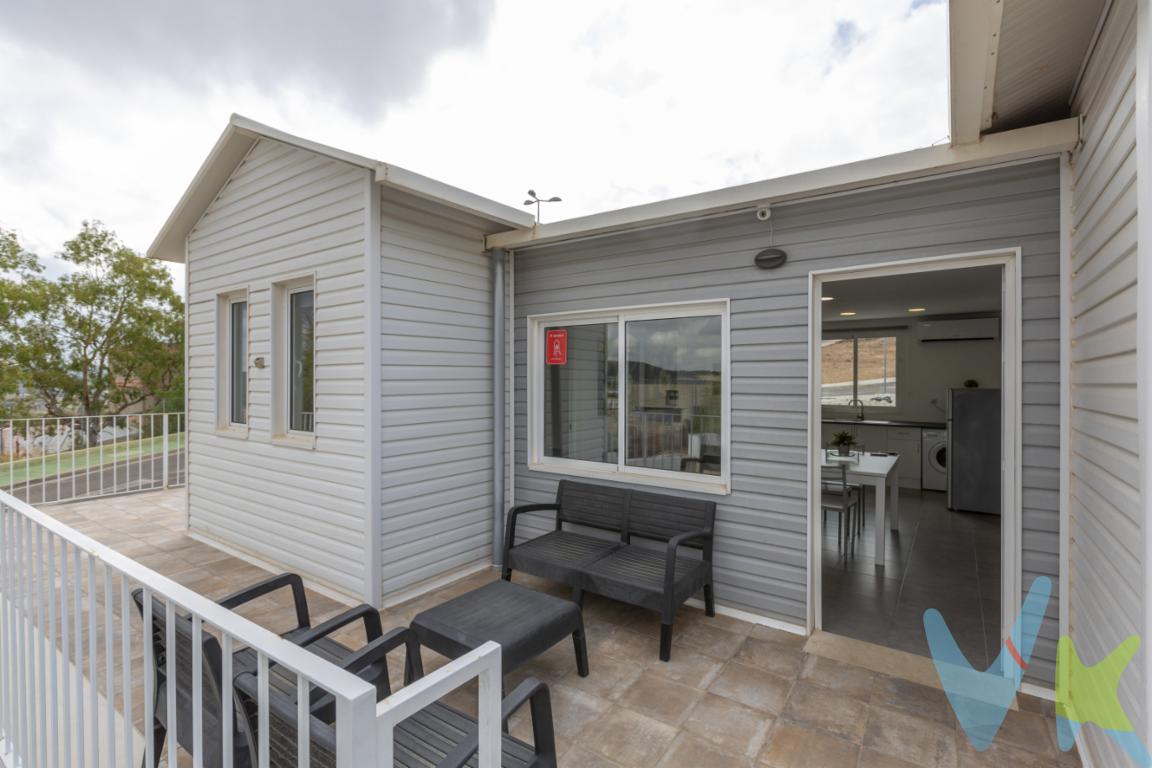 Tu próxima inversión: apartamento con licencia turística e ingresos demostrables!!!!!!Se presenta una oportunidad única para adquirir una casa independiente en la tranquila localidad de Montroy. Esta encantadora vivienda, ideal para quienes buscan un retiro apacible, ofrece un diseño moderno y funcional que se adapta perfectamente a las necesidades familiares. Ubicada en un entorno natural, es el lugar perfecto para disfrutar de la serenidad del campo sin renunciar a las comodidades actuales.La propiedad, con 62 metros cuadrados construidos y 54 metros útiles, distribuye su espacio de manera eficiente para maximizar cada rincón de forma acogedora. El inmueble consta de tres habitaciones de tamaño adecuado, perfectas para un hogar familiar o incluso para quienes deseen contar con un espacio de oficina en casa. Las habitaciones son luminosas, permitiendo que la luz natural inunde los espacios, creando un ambiente cálido y confortable.Construida en el año 2019, esta casa garantiza una estructura sólida y moderna, con acabados contemporáneos que satisfacen los más altos estándares de calidad. Al ingresar, se encontrará con un diseño interior que combina la estética moderna con la funcionalidad, promoviendo una experiencia de vida práctica y sin complicaciones.Uno de los aspectos más atractivos de esta propiedad es la zona ajardinada que la rodea, un espacio donde podrá disfrutar al aire libre, ya sea para relajarse, organizar reuniones con amigos o simplemente contemplar la naturaleza. Este espacio exterior es perfecto para quienes valoran un entorno verde y desean integrar la naturaleza en su rutina diaria.La cocina, equipada y moderna, ofrece el escenario ideal para preparar deliciosas comidas y disfrutar de momentos en familia. El salón, amplio y acogedor, se convierte en el lugar perfecto para relajarse después de un largo día o para compartir agradables veladas con seres queridos. El baño, por su parte, está equipado con todas las comodidades necesarias y destaca por su diseño contemporáneo.Ubicada en Montroy, esta casa ofrece la ventaja de un entorno tranquilo y seguro, ideal para familias que buscan un ambiente sano y pacífico para criar a sus hijos. La localidad, además, cuenta con los servicios esenciales y está bien comunicada, lo que facilita el acceso a áreas urbanas vecinas sin dificultad.Esta propiedad en venta representa una excelente inversión, ya que combina calidad, confort y ubicación en una perfecta ecuación para quienes buscan un hogar definitivo. No pierda la oportunidad de descubrir por sí mismo este maravilloso espacio que podría convertirse en su próximo hogar.Animamos a los interesados a programar una visita para conocer de primera mano todo lo que esta excepcional casa tiene para ofrecer. No deje pasar esta oportunidad de inversión en una casa que promete ser un refugio de paz y felicidad para toda la familia. Contáctenos para más información y para agendar una cita para una visita detallada. La casa de sus sueños le espera en Montroy, lista para convertirse en su nuevo hogar.__________________  La comercialización del presente inmueble se realiza en régimen de exclusiva, garantizando a la propiedad una gestión profesional, coordinada y sin interferencias externas. Trabajamos bajo el modelo de exclusiva compartida, colaborando activamente con otras agencias y profesionales que representen a posibles compradores o arrendatarios, con el objetivo de maximizar la difusión y las oportunidades de cierre.Por respeto a la propiedad y a sus ocupantes, se ruega no molestar directamente a propietarios o inquilinos. Para cualquier información adicional, concertar visita o plantear colaboración profesional, deberán dirigirse exclusivamente a nuestra oficina.La información contenida en este anuncio (incluyendo superficies, distribución, características, imágenes, planos y precios) tiene carácter meramente informativo y orientativo, no contractual, pudiendo estar sujeta a modificaciones, errores u omisiones sin previo aviso. Las superficies indicadas son aproximadas y no tienen carácter vinculante.El precio publicado no incluye impuestos ni gastos derivados de la operación (ITP, IVA, AJD, notaría, registro, gestoría u otros que legalmente correspondan).En caso de compraventa, los honorarios de intermediación inmobiliaria no están incluidos en el precio y serán satisfechos por la parte compradora de forma independiente, salvo pacto distinto.En caso de arrendamiento, la renta indicada no incluye suministros ni otros gastos repercutibles salvo indicación expresa en el anuncio. Las condiciones económicas y jurídicas definitivas se establecerán en el correspondiente contrato conforme a la normativa vigente. Los honorarios profesionales se aplicarán conforme a la legislación en vigor en el momento de la formalización del contrato.La propiedad podrá ser retirada del mercado o modificada en sus condiciones sin previo aviso, estando la oferta sujeta a disponibilidad.