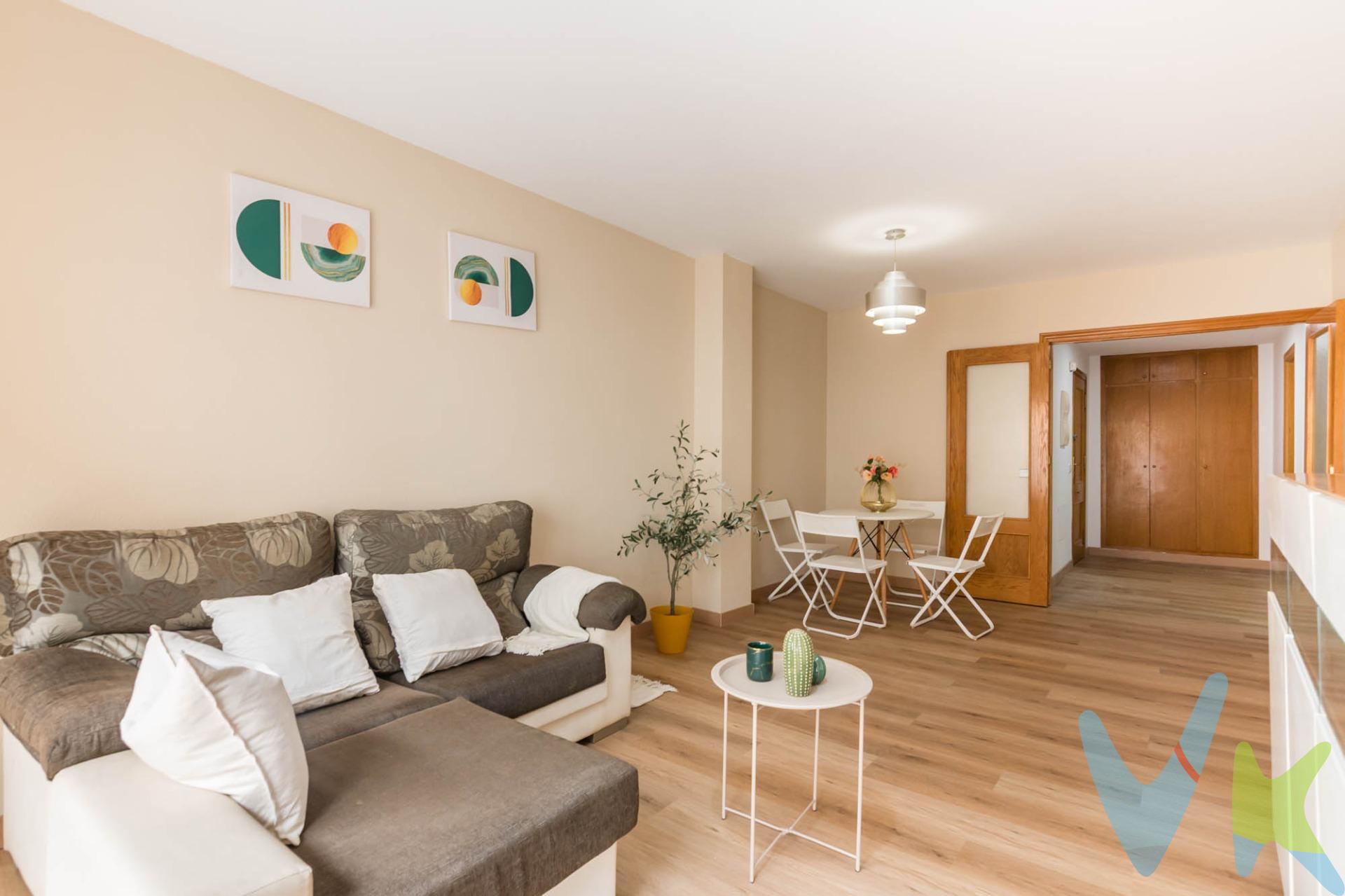 Crea el hogar que siempre has soñado....¿Buscas una vivienda amplia, moderna y lista para entrar a vivir?. Te presentamos este espectacular piso en pleno centro de Santomera, con todo lo que necesitas para disfrutar desde el primer día. 🏡 132 m² de vivienda perfectamente distribuidos, con una reciente reforma que aporta un estilo actual y acogedor. ✨ Lo mejor de la vivienda:. Suelo de tarima, elegante y confortable. Armario empotrado para máximo aprovechamiento del espacio. Aire acondicionado split, ideal para todo el año. Cocina totalmente equipada, lista para usar. Vivienda muy luminosa y bien distribuida. 🚗 Incluye en el precio:. Plaza de garaje. Trastero. 📍 Ubicación inmejorable en el centro, rodeado de todos los servicios: supermercados, colegios, zonas comerciales y transporte. 💼 Ideal tanto como vivienda habitual como para inversión con alta demanda en la zona. 💥 ¡Oportunidad! Viviendas como esta no duran mucho en el mercado. 📞 Contacta con nosotros para más información o para concertar una visita. 🔑 Comercialización en multiexclusiva. Por mandato expreso del propietario, este inmueble se comercializa en multiexclusiva, lo que garantiza un acceso completo a la información, un servicio profesional y una gestión ordenada, sin interferencias de terceros. 🤝 Una compra tranquila y bien acompañada. Al contactar directamente con nosotros, evitarás molestias innecesarias a la propiedad. Nos encargamos de toda la intermediación, facilitándote la documentación, la información necesaria y un trato cercano, claro y sin complicaciones. Te informaremos con total transparencia de todos los aspectos de la compra, incluidos gastos y honorarios de agencia para que tomes decisiones con calma y seguridad. Nuestra forma de trabajar se basa en algo muy sencillo:. Calma → la tranquilidad de comprar tu vivienda con acompañamiento profesional en todo el proceso con nosotros. ℹ️ Información legal. La descripción del inmueble y las imágenes publicadas tienen carácter meramente informativo y no contractual. El precio ha sido fijado por la propiedad y podría sufrir variaciones hasta su formalización en contrato de compraventa. A continuación, te informamos de los gastos de compra no incluidos en el precio, para garantizar un proceso claro y tranquilo:. PVP:174.900€. No incluye gastos, impuestos y demás gastos legalmente correspondan al comprador: ITP del 7,75% con carácter general; existen excepciones según normativa aplicable (1). Base imponible el mayor valor entre el precio de venta o el valor referencia catastral. Gastos Notaría y Registro: 1.900€ aprox. según complejidad y aranceles vigentes (2). Financiación: gastos de hipoteca, tasación y gatos bancarios a cargo del comprador, según su necesidad y elección. Servicio doble de intermediación: Honorarios inmobiliaria a cargo del comprador: 3% precio final, más IVA (21%), salvo acuerdo contrario tras negociación, no incluidos en PVP. Operación y condiciones de compraventa sujeta a aceptación expresa del vendedor. Para acceder a información y documentación legalmente exigible por el consumidor: https://www.inmotasa.es/consumidor/. (1) Para una información exhaustiva sobre el funcionamiento, tipos impositivos y bonificaciones del ITP en la Región de Murcia, puedes consultar el portal oficial de la Agencia Tributaria Autonómica en el siguiente enlace: agenciatributaria.carm.es/ITPAJD. (2) Tarifas notariales y registrales reguladas en Anexo I Del Real Decreto 1426/1989 y, Anexo I Del Real Decreto 1427/1989, respectivamente.