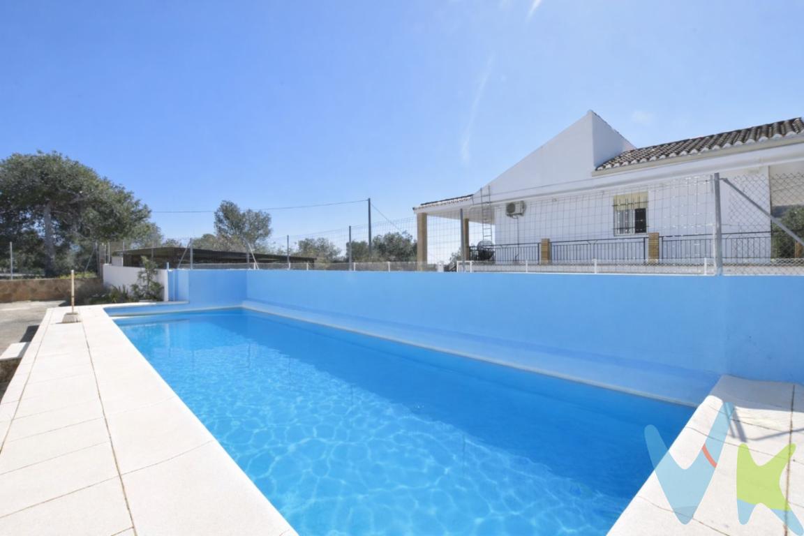 Te ofrecemos en Albalat Dels Tarongers una propiedad rústica que ofrece el equilibrio perfecto entre tranquilidad y accesibilidad, rodeado de naturaleza, a 7 minutos del by pass dirección Valencia (25 minutos) y a 10 minutos de municipios como Rafelbunyol, con metro L3 y todos los servicios necesarios. Más de 1.200m2 de parcela para desconectar, lejos de la ciudad y con espacio para disfrutar de su piscina en verano, una pista de frontón para realizar deporte o espacio con arboles frutales y huerto ecológico, si lo tuyo es la agricultura.La casa distribuida en dos plantas de más de 240m2 entre las dos cuenta, en planta baja, con cuatro habitaciones, todas exteriores, ofreciendo el espacio ideal para acomodar a toda la familia, cocina abierta al salón comedor y chimenea para utilizar los meses de invierno. La propiedad cuenta con luz natural y ventilación gracias a su excelente distribución toda exterior, además la entrada tiene espacio para estacionar varios vehículos con total seguridad dentro de la finca cerrada. Dispone de luz, agua de pozo y no hay gastos de comunidad. Se podrían quedar algunos muebles de la vivienda. Uno de los aspectos más destacados de esta propiedad es el porche de la entrada, un espacio ideal para disfrutar de los atardeceres inolvidables o para organizar encuentros familiares y sociales por sus más de 40m2 cubierto, además de la terraza del primer piso que sirve de apertura a una sala de más de 100m2 diáfana, recientemente reformada la carpintería exterior, suelo y techos para abrir rienda suelta a tu imaginación, según necesidades. Además, la casa dispone de un trastero, un paellero y lavadero exterior que proporciona un espacio adicional muy útil par dar servicio a la casa. La propiedad se encuentra dentro de la zona conocida como Cabes Bort, Cami Gamusino, perteneciente al municipio de Albalat dels Tarongers. ¿Te gustaría visitarla? Contáctanos.¿Te gustaría enterarte en primicia de nuestros inmuebles en alquiler y venta? En VIVEKU.ES los publicamos con unos días de antelación.Contamos con 30 años de experiencia acreditada y nuestro objetivo es garantizarle un servicio de compra humano, ético, de calidad, fácil y seguro. Nuestro equipo lo integran agentes con la titulación AIR (Agente Inmobiliario Registrado) y Agentes Certificadores de la categoría Premium en certificación de inmuebles y debidamente registrados en el Registro de Agentes de Intermediación de la CV (RAICV 0743). Consulte en nuestras reseñas de Google lo que opinan los clientes que ya han trabajado con nosotros.El precio del inmueble no incluye los honorarios de la agencia que ascienden al 3% del precio final del inmueble más el 21% de IVA, ni los gastos de notaría y registro de la propiedad (que están sujetos a aranceles y varían dependiendo del precio de escrituración), ni los impuestos (que en la Comunidad Valenciana varían dependiendo del precio del inmueble y de las características personales del comprador).  