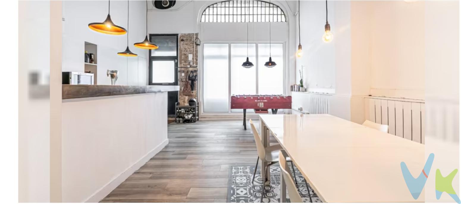 Oportunidad única en el barrio con más carácter de Barcelona.Ubicado en el corazón del vibrante Poble-sec, este local destaca por su diseño industrial auténtico y una versatilidad excepcional. Un espacio con alma, techos infinitos y un oasis exterior privado.Un lienzo en blanco con personalidad propia. Ideal para estudios de diseño, showrooms, talleres de artistas o sedes corporativas que busquen diferenciarse.Ubicación Premium: En una zona tranquila de Poble-sec, a un paso de Montjuïc y el Paral·lel. Rodeado de estudios creativos, galerías y la mejor oferta gastronómica de la ciudad.Distribución Inteligente: Planta diáfana de gran volumen + altillo acristalado, ideal para separar ambientes de trabajo o crear un despacho privado.Patio Exterior: Un generoso patio privado, perfecto como zona de desconexión, jardín urbano o eventos al aire libre.Estética Loft: Paredes de ladrillo visto, vigas de hierro y techos de gran altura que aportan una amplitud inigualable. Condiciones de la operación:Honorarios: Honorarios de agencia del 5 % + IVA.Fiscalidad: En caso de operación sujeta a IVA, se aplicará la normativa vigente. Impuestos: ITP (10 %) o tramos correspondientes según el Decreto Ley 5/2025, de 25 de marzo.Gastos e Impuestos: Los gastos de notaría, registro y gestión no están incluidos en el precio.Disponibilidad: Local libre de inquilinos, disponible para iniciar actividad o inversión en alquiler desde el primer día. 