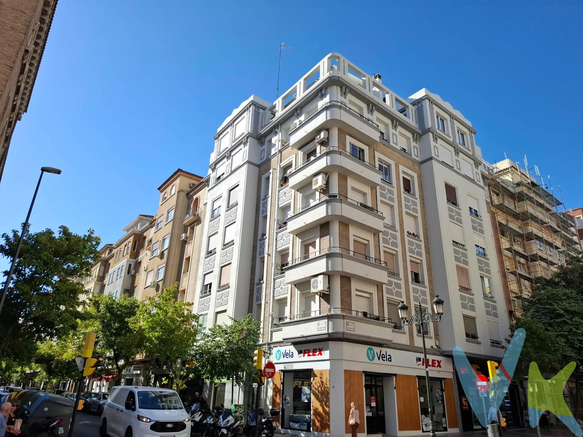 En calle Santa Joaquina de Vedruna, esquina con León XIII, encontramos este piso situado en una de esas ubicaciones que lo tienen todo: pleno centro, rodeado de vida, servicios, comercios y todo lo que necesitas en el día a día, sin renunciar a la comodidad de tenerlo todo a un paso. Actualmente, la vivienda se distribuye en un amplio salón, cocina independiente con acceso a terraza, baño, dos dormitorios y un espacioso hall de entrada que nos recibe nada más entrar. Pero lo realmente interesante está en sus posibilidades… ✨ convirtiendo el espacio en 3 dormitorios. En las fotografías podrás ver un plano con una propuesta de distribución y también un render orientativo de cómo podría quedar la vivienda, para que puedas empezar a visualizar el hogar que podrías crear aquí. Una vivienda con una base estupenda, una ubicación privilegiada y ese pequeño ingrediente que marca la diferencia: el potencial de convertirla en algo muy tuyo. Un espacio con posibilidades. Y una nueva historia esperando a ser escrita. Hay viviendas que, más que una casa, son una oportunidad para imaginar cómo quieres vivir. ❤️. **NOTA HISTÓRICA: fue un religiosa española que fundó la congregación de las Hermanas Carmelitas de la Caridad. **Gastos e impuestos no incluidos. A título orientativo, en segundas transmisiones, el comprador abonará: Impuesto sobre Transmisiones Patrimoniales (ITP), tipo general en Aragón al 8% (*). Base de cálculo: mayor valor entre precio de compraventa o valor de referencia catastral. Gastos de Notaría y Registro: Aranceles variables según precio, número de copias y complejidad; cálculo según tarifas normativas. Si se precisa hipoteca: Tasación, condiciones y costes bancarios según entidad elegida por el comprador; así como gastos de gestoría y cualesquiera otros inherentes a la compraventa. No se incluyen otros gastos o tributos que puedan por Ley corresponder al comprador. Operación sujeta a doble mediación. Existen honorarios a cargo del comprador, salvo pacto en contrario, no incluidos en PVP. El consumidor conforme a la normativa vigente podrá solicitar información y documentación adicional relativa al inmueble, sus características, condiciones de la operación y del servicio de mediación en la oficina y/o a través de nuestro teléfono de contacto o mail. La agencia actúa exclusivamente como intermediaria en la compraventa, cuyas condiciones, en todo caso, estarán sujetas a la aceptación expresa del vendedor del inmueble y posterior formalización del contrato. La información suministrada se corresponde con la disponible a la fecha de publicación, pudiendo variar en función de las circunstancias o actualizaciones legales, contractuales y fiscales. Anuncio de carácter meramente informativo. Para una información exhaustiva sobre el funcionamiento, tipos impositivos y bonificaciones del ITP en Aragón, puede consultar el portal oficial de la Agencia Tributaria Autonómica. Tarifas notariales y registrales reguladas en el Anexo I del Real Decreto 1426/1989 y Anexo I del Real Decreto 1427/1989, respectivamente. Anuncio no vinculante, puede contener errores.