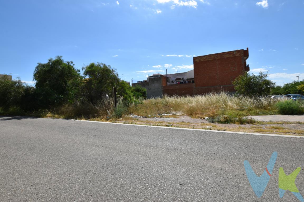 Te proponemos una excelente parcela en Massamagrell, ideal para desarrollar tu próximo proyecto. Ubicada en una zona bien comunicada, cuenta con conexión directa a las principales vías como la CV-32, la A-7 y la V-21, lo que garantiza un acceso rápido tanto a Valencia como a otros puntos clave. Además, Massamagrell dispone de parada de metro a tan solo 5 minutos en coche y aproximadamente 25 minutos a pie, facilitando la movilidad sin necesidad de vehículo. La parcela, con 1.388 m² de superficie, 53 x 25,5m aproximadamente, es ideal para la promoción de viviendas, ofreciendo múltiples posibilidades de desarrollo. Su cercanía a zonas ajardinadas aporta un valor añadido, creando un entorno atractivo y de calidad para futuros residentes. Una oportunidad interesante en una zona con proyección, buenas comunicaciones y demanda creciente. Consúltanos para más información.¿Quieres enterarte en primicia de nuestros inmuebles en alquiler y venta? En VIVEKU.ES los publicamos con unos días de antelación.Contamos con 30 años de experiencia acreditada y nuestro objetivo es garantizarle un servicio de compra humano, ético, de calidad, fácil y seguro. Nuestro equipo lo integran agentes con la titulación AIR (Agente Inmobiliario Registrado) y Agentes Certificadores de la categoría Premium en certificación de inmuebles y debidamente registrados en el Registro de Agentes de Intermediación de la CV (RAICV 0743). Consulte en nuestras reseñas de Google lo que opinan los clientes que ya han trabajado con nosotros.El precio del inmueble no incluye los honorarios de la agencia que ascienden al 3% del precio final del inmueble más el 21% de IVA, ni los gastos de notaría y registro de la propiedad (que están sujetos a aranceles y varían dependiendo del precio de escrituración), ni los impuestos (que en la Comunidad Valenciana varían dependiendo del precio del inmueble y de las características personales del comprador).