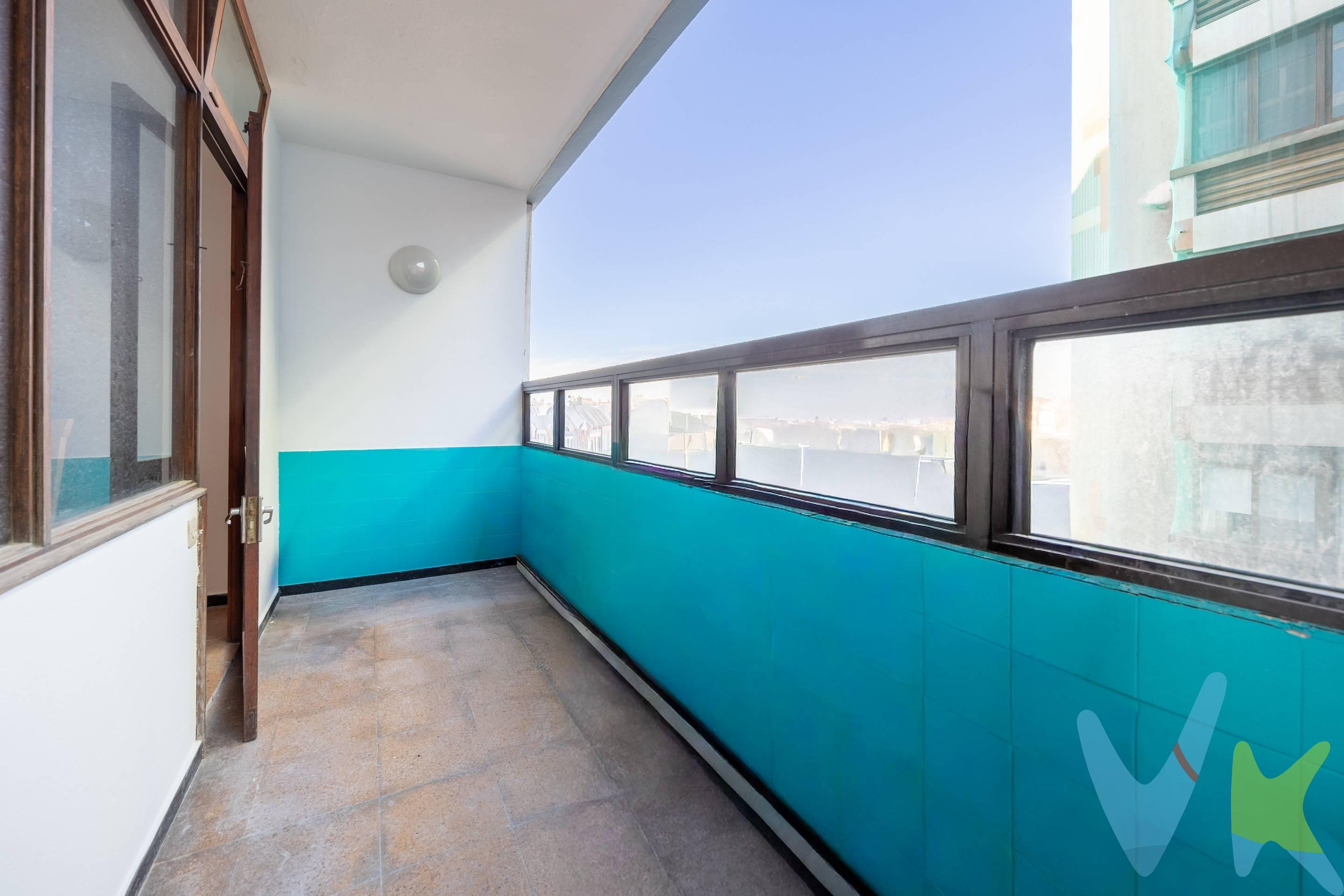 Hay ubicaciones que nunca fallan. Mesa y López es una de ellas. Vivir, alquilar o invertir aquí significa estar en el corazón comercial y residencial de Las Palmas, donde la demanda es constante y el valor se mantiene en el tiempo. Esta vivienda es una lienzo en blanco con alma urbana. Espacios amplios, buena estructura y una distribución que invita a imaginar. Tres habitaciones generosas, dos baños, un salón con salida a balcón con vistas y una cocina independiente conforman una base perfecta para crear un hogar contemporáneo o un producto inmobiliario altamente atractivo. Aquí no se compra solo metros cuadrados, se compra potencial. Potencial para transformar, para modernizar, para dar carácter. Una reforma bien planteada puede convertir esta propiedad en una vivienda luminosa, actual y muy deseada, capaz de destacar en un mercado donde lo renovado marca la diferencia. Abrir espacios, actualizar acabados, cuidar la iluminación… cada decisión suma valor y emoción. El verdadero atractivo está en imaginar el después: un piso renovado, en una zona que se alquila rápido, que se vende bien y que siempre está en el radar del comprador solvente. Un activo que, tras la reforma, cuenta una historia distinta y se posiciona por encima del promedio. Si sabes reconocer una buena oportunidad cuando la ves, esta vivienda tiene todo para convertirse en una inversión con sentido, recorrido y emoción. Solicitar una visita es el primer paso para empezar a visualizarla